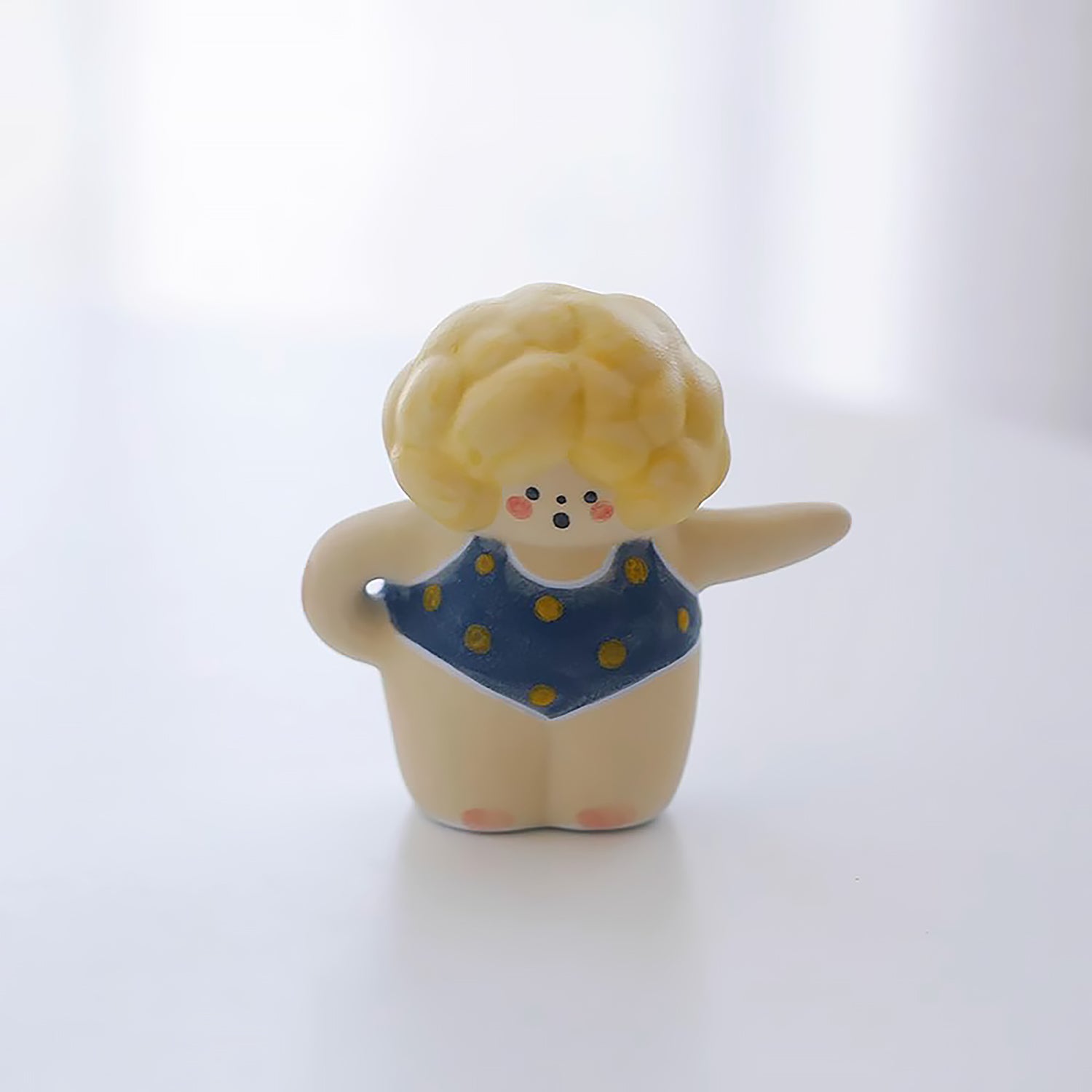 Figurine poupée artisanale en céramique faite à la main