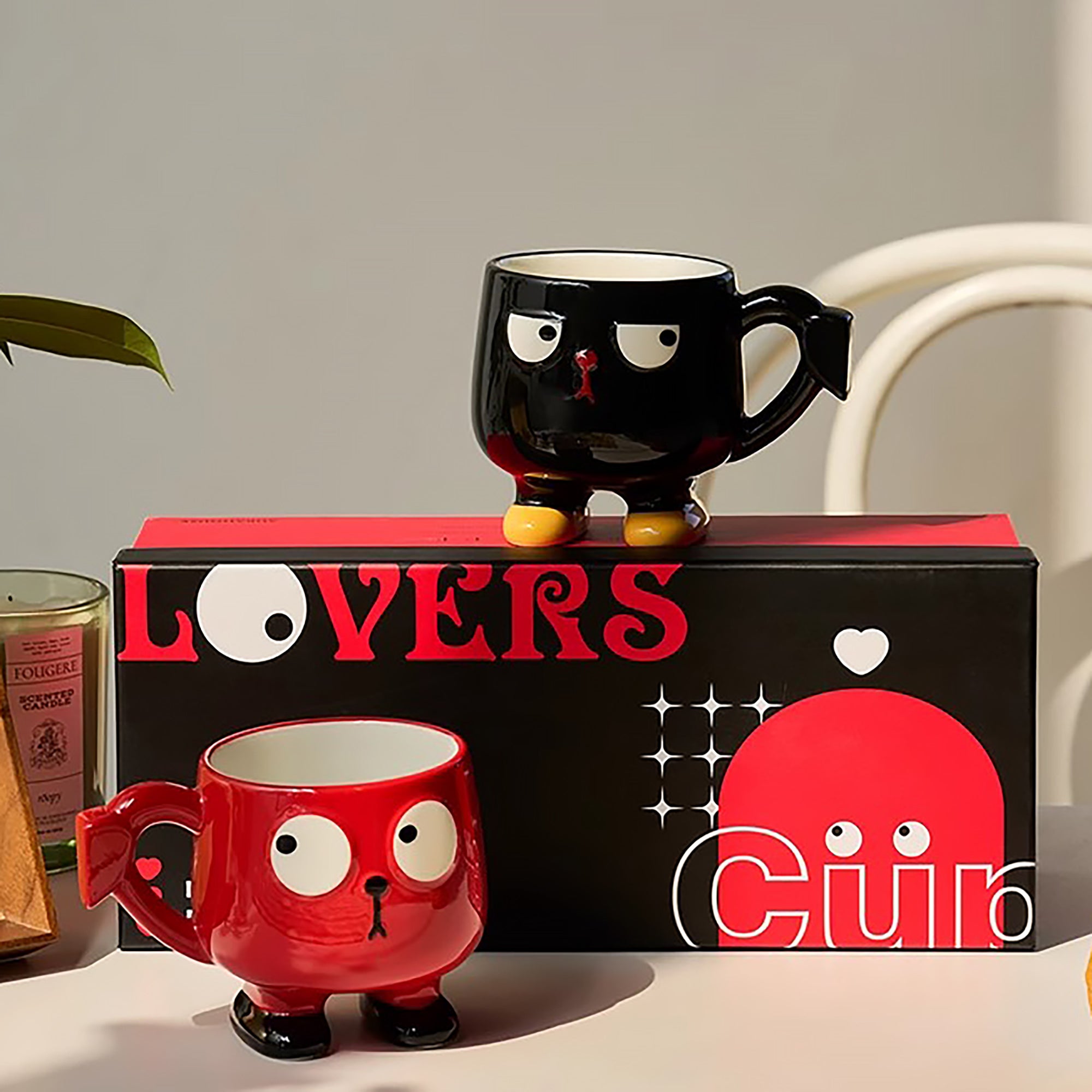Mugs en céramique avec poignées cœur