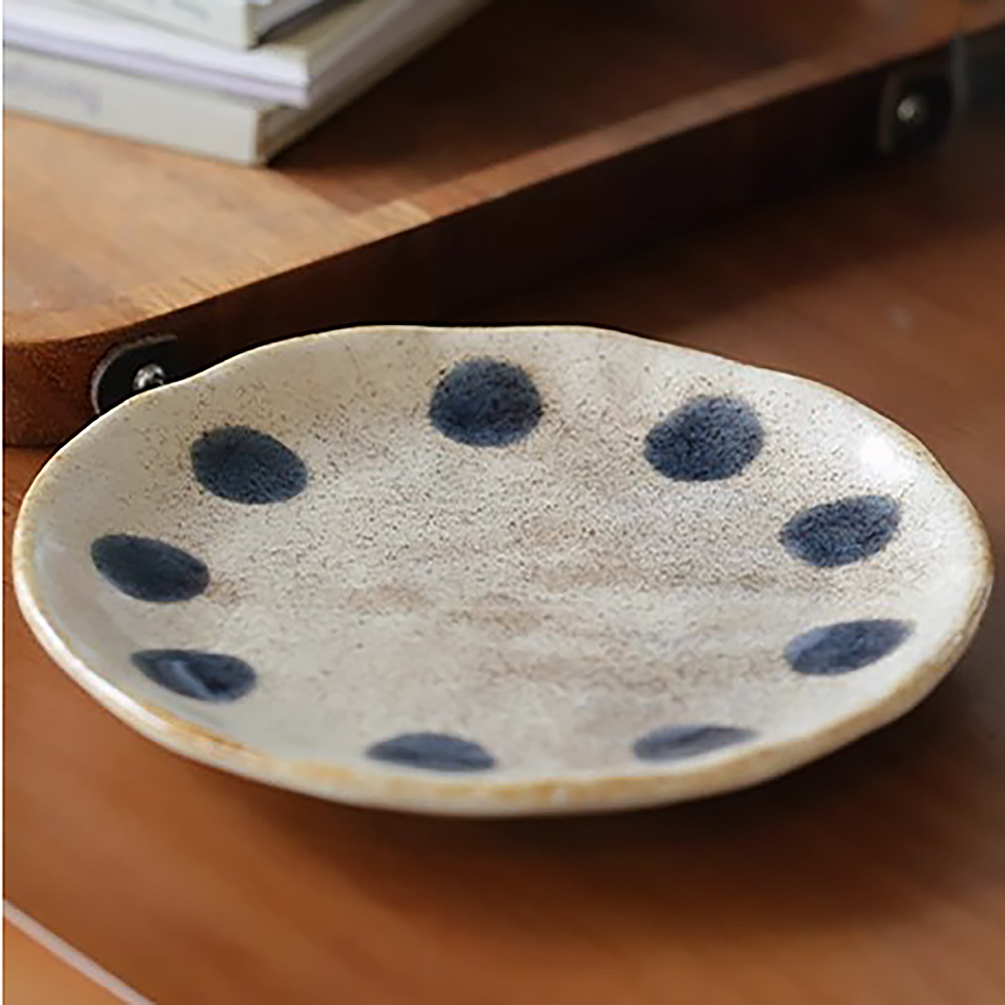 Assiette en céramique fait main style vintage à pois