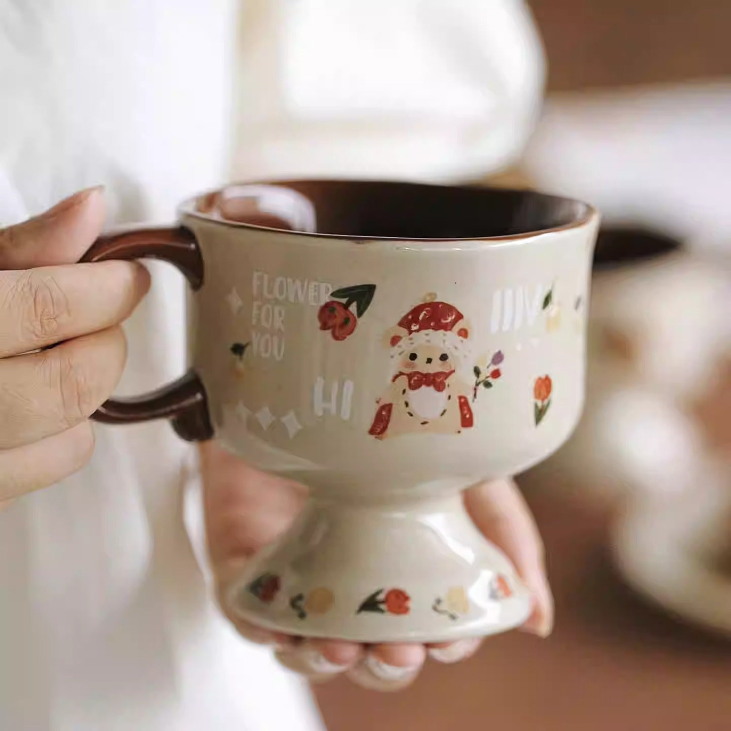 Tasse haute en céramique illustrée