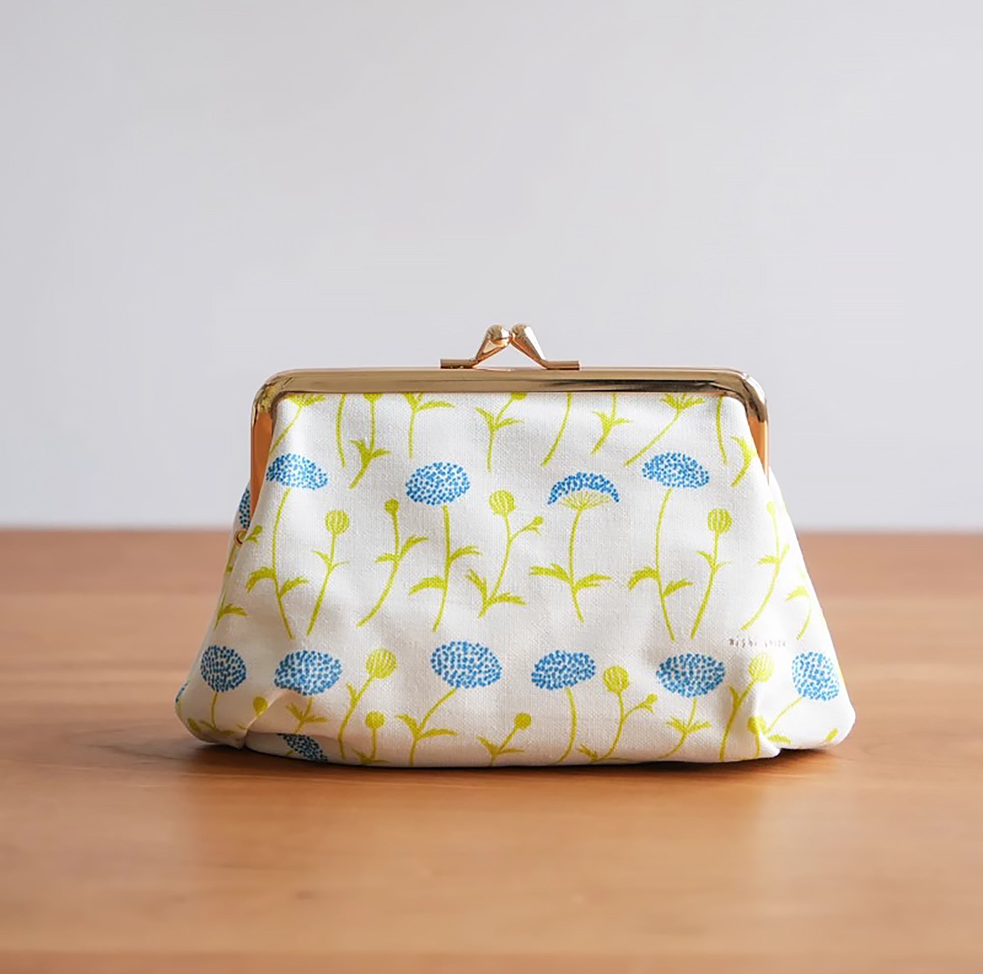 Pochette à fermoir illustrée par Nishi Shuku