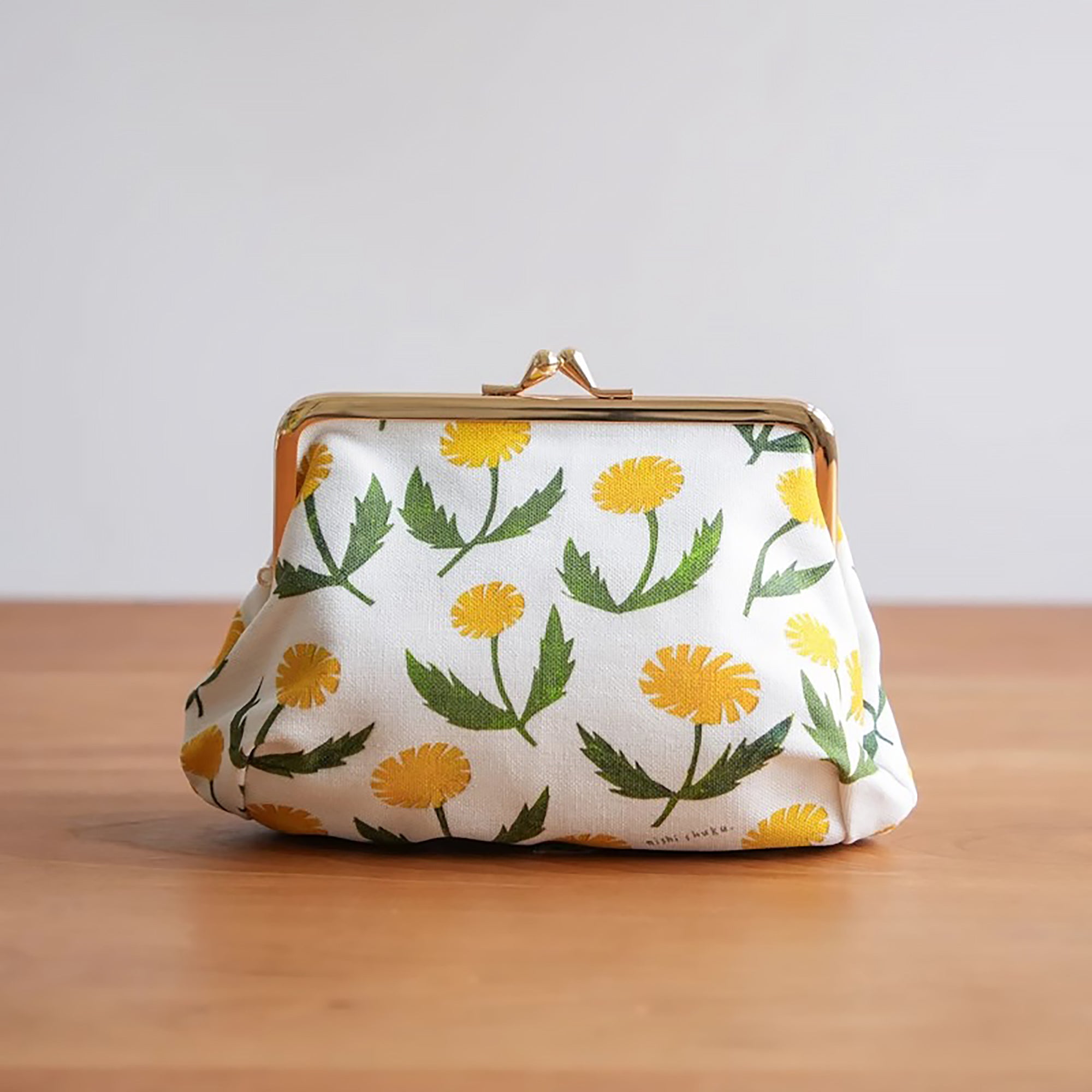 Pochette à fermoir illustrée par Nishi Shuku