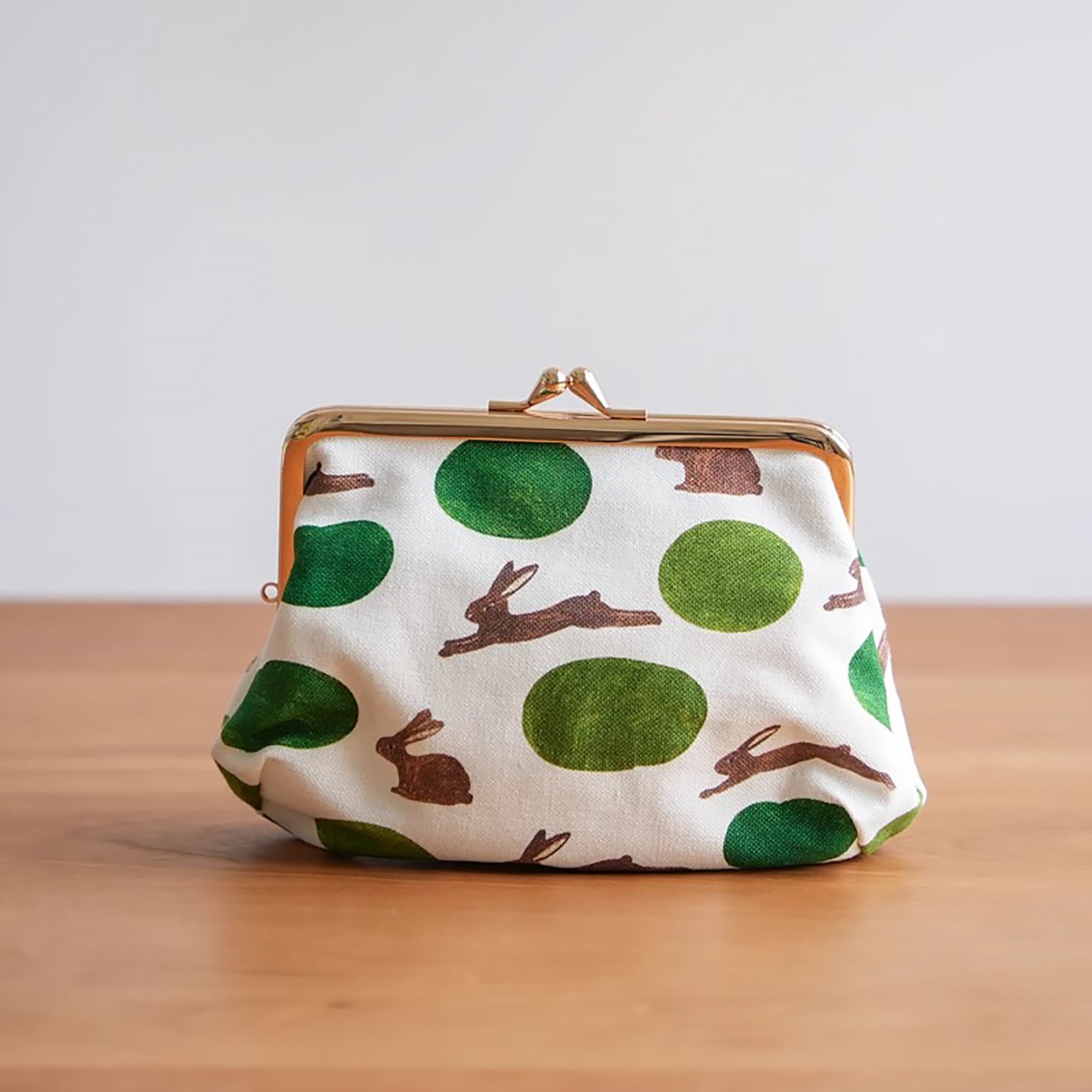 Pochette à fermoir illustrée par Nishi Shuku
