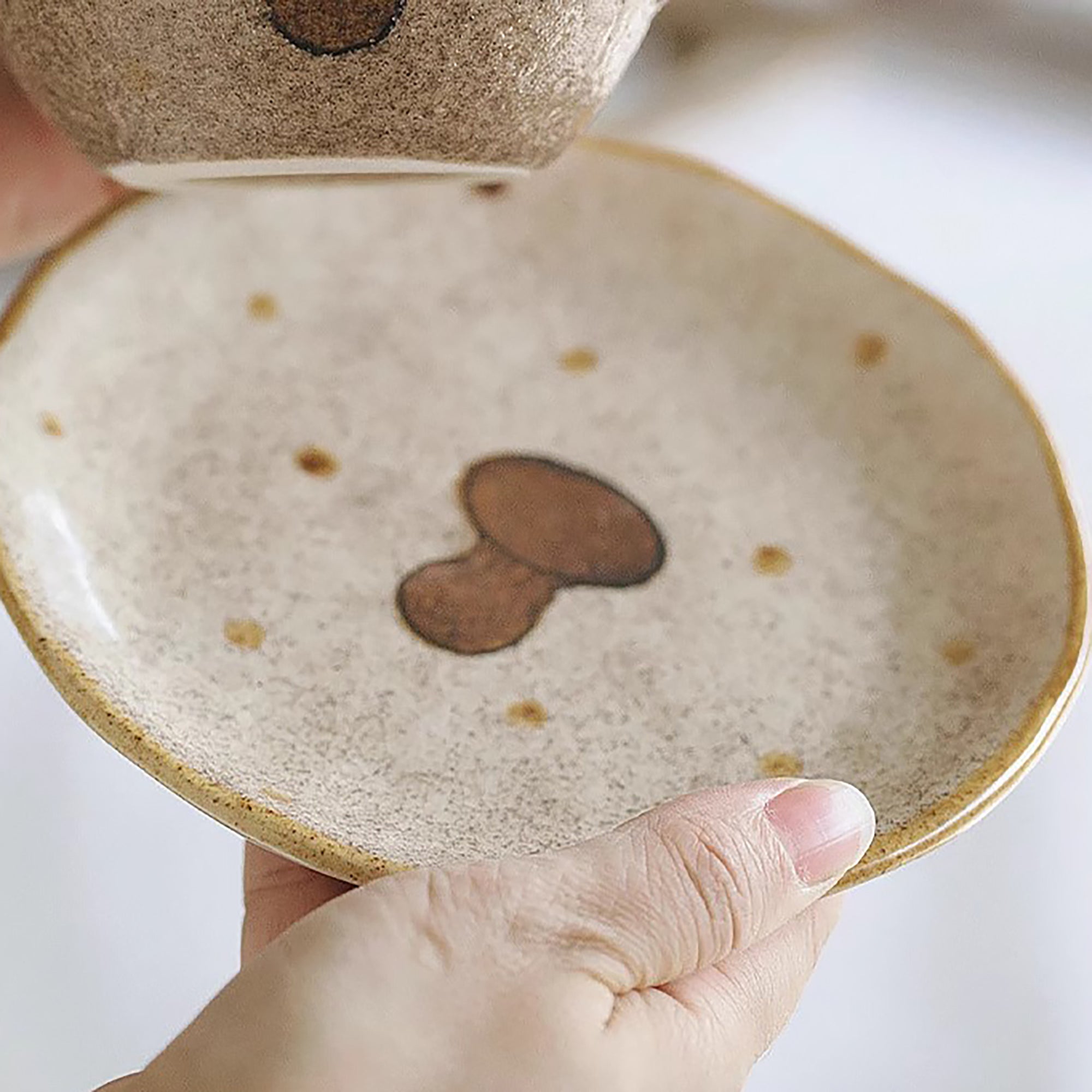 Assiette en céramique artisanale motif champignon