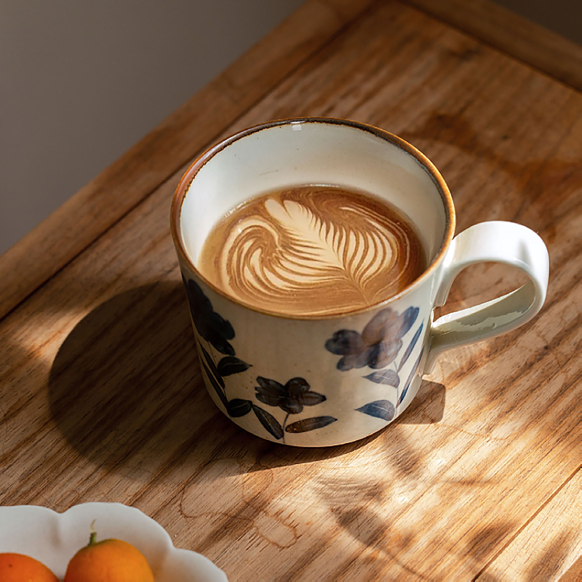 Kaffeetassen mit Vintage-Blumendesign