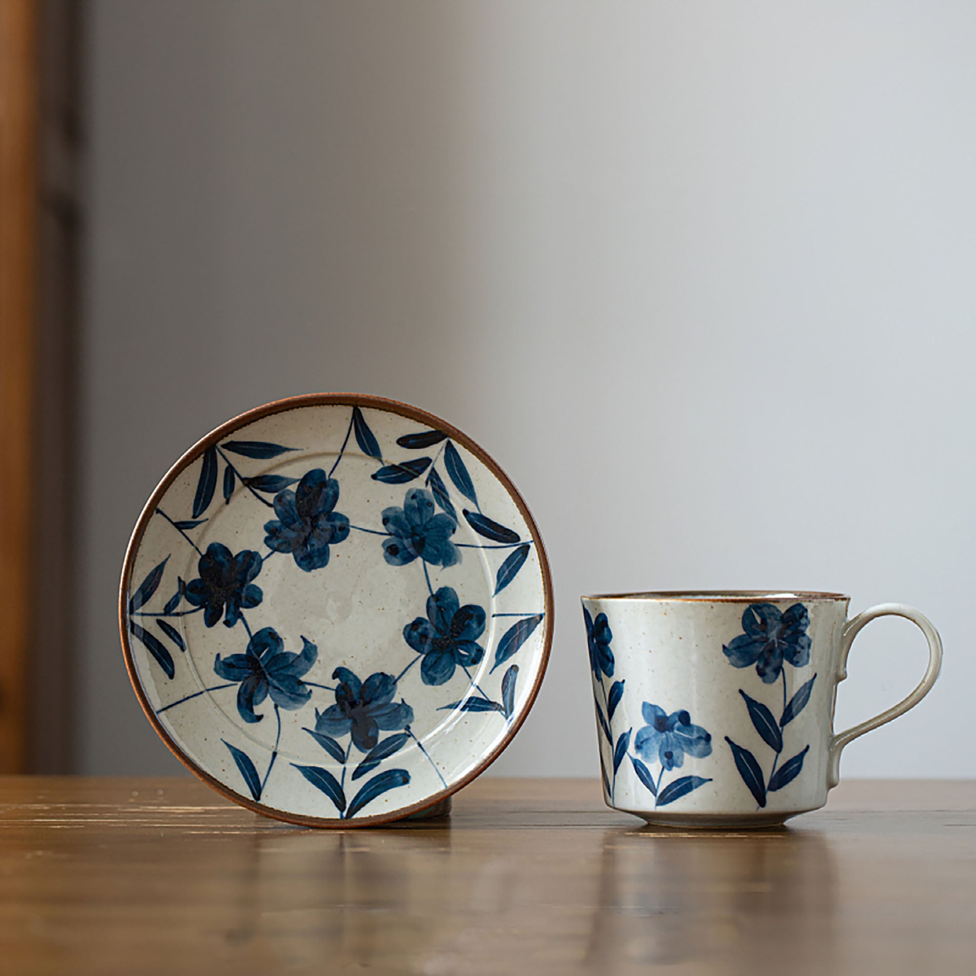Kaffeetassen mit Vintage-Blumendesign