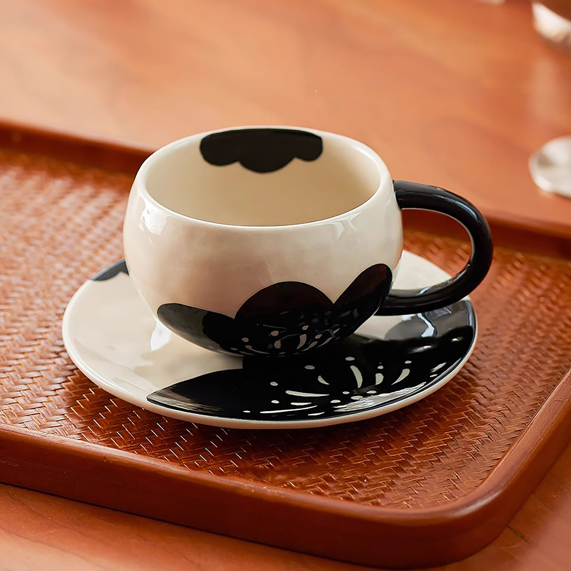 Tasse à café en céramique avec soucoupe