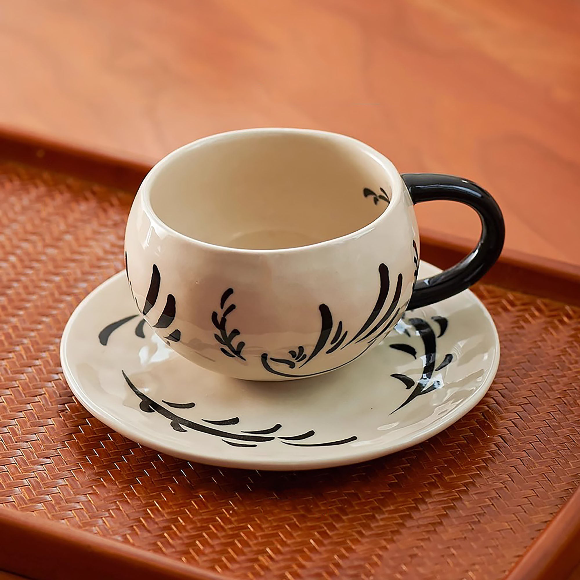 Tasse à café en céramique avec soucoupe