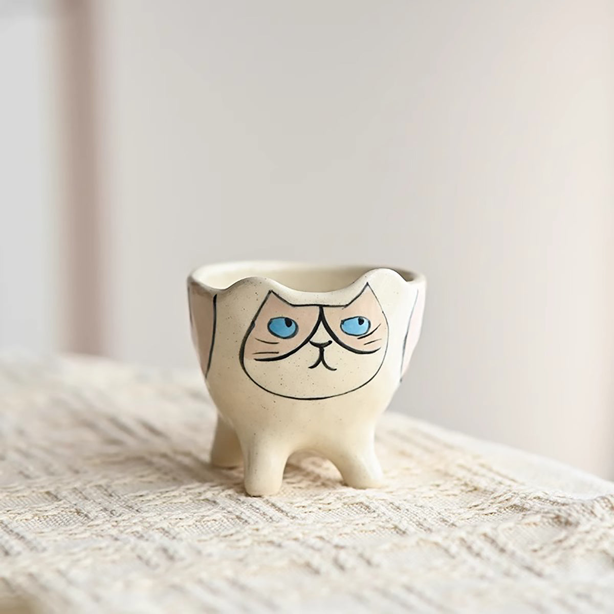 Tasse à saké en céramique fait main avec forme chat mignon