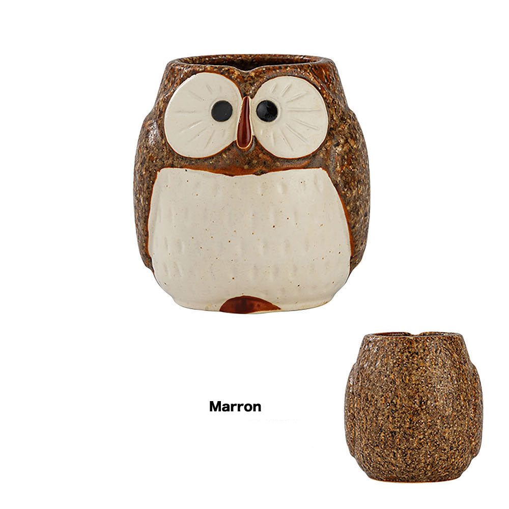 Teekanne und Tassen mit niedlichem Eulen-Design