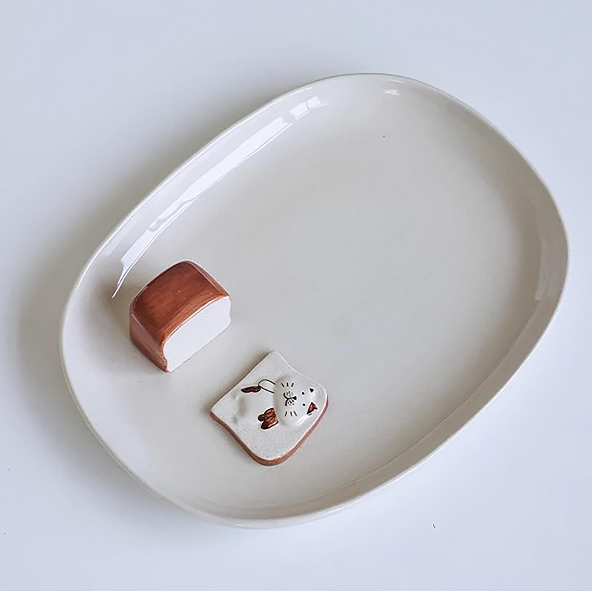 Vaisselle en céramique avec brioche en relief