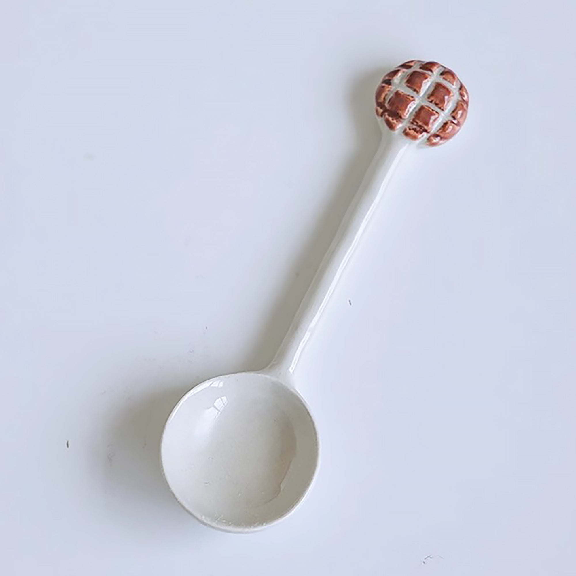 Vaisselle en céramique avec brioche en relief