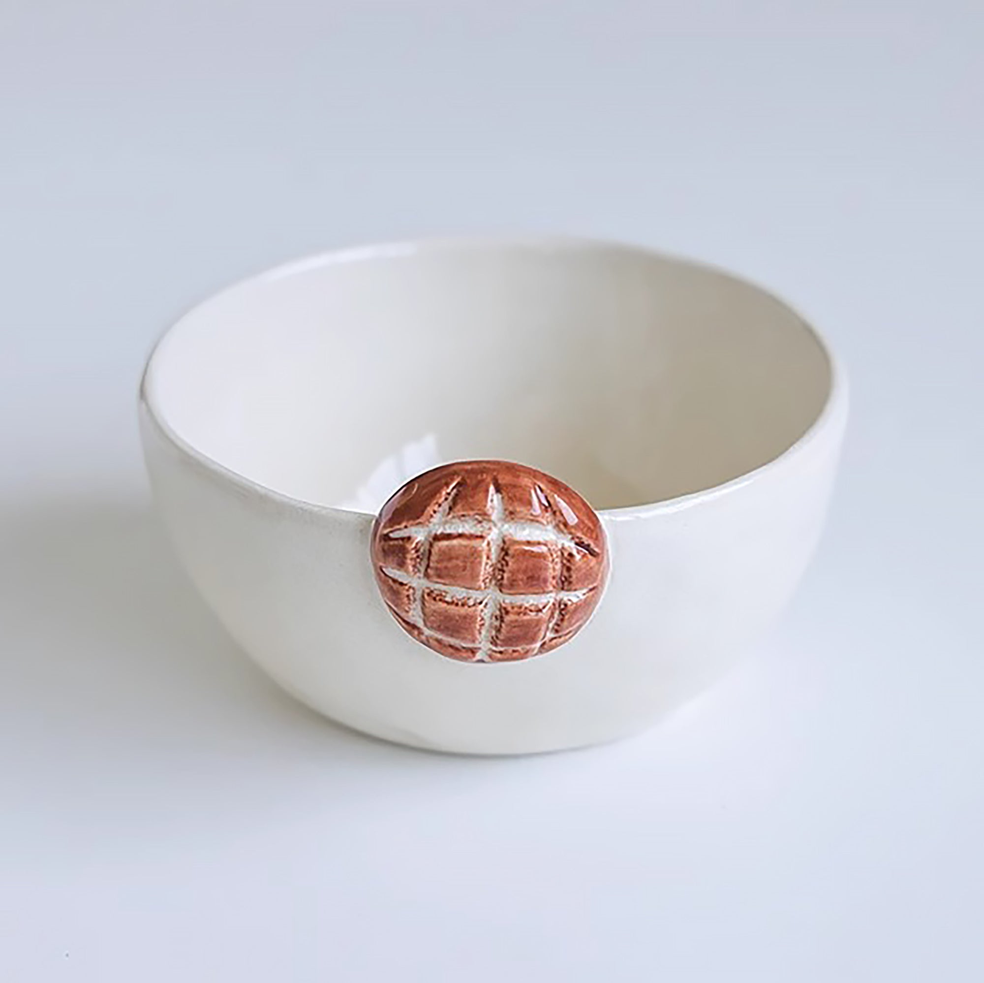 Vaisselle en céramique avec brioche en relief