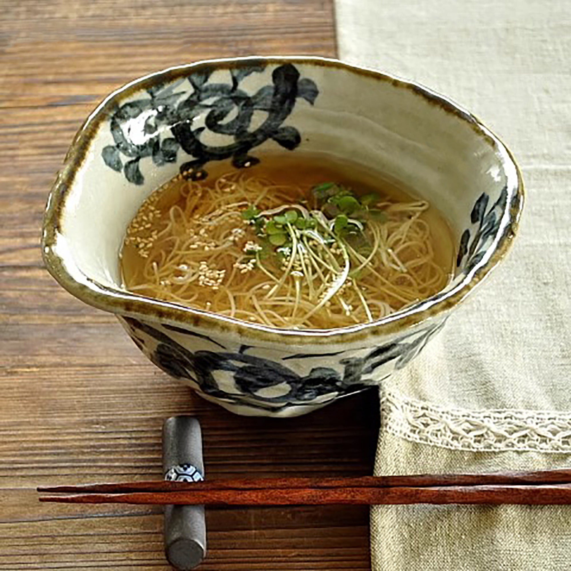 Minoyaki Keramikschale mit floralen Arabeskenmustern