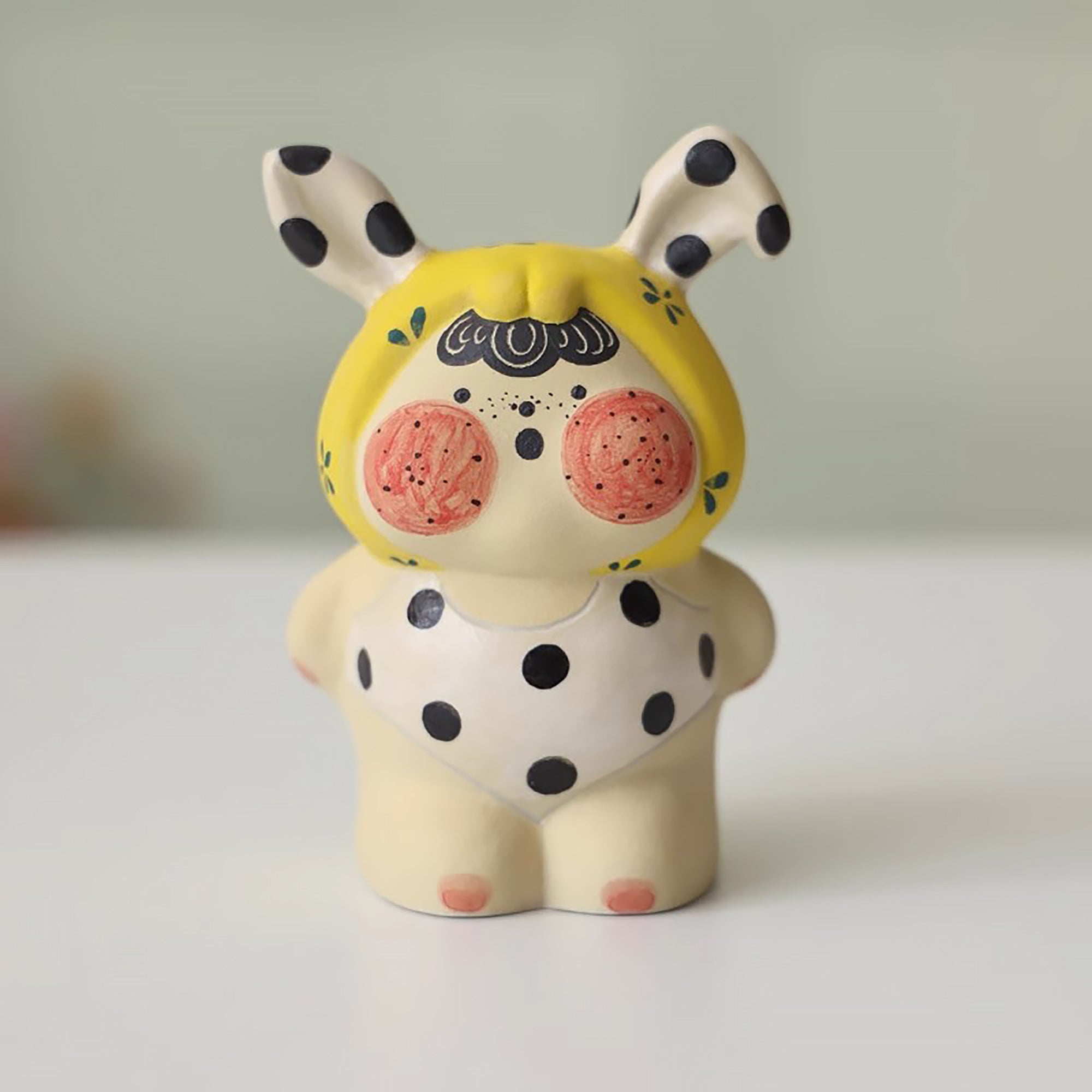 Figurine poupée artisanale en céramique faite à la main