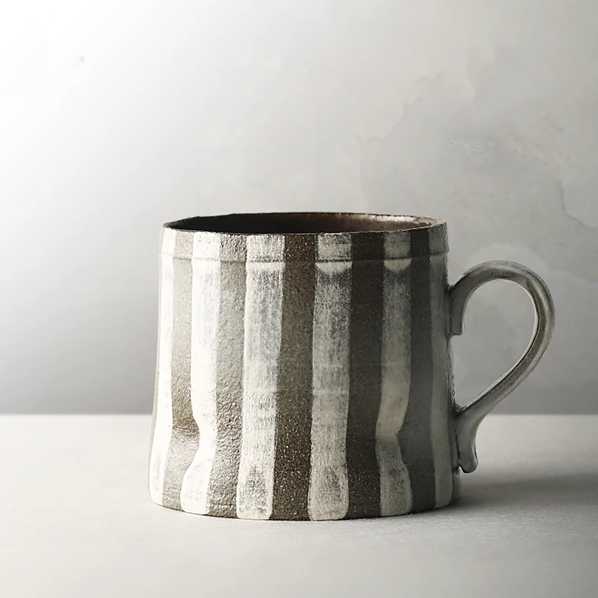 Mug à café en grès artisanal de style minimaliste
