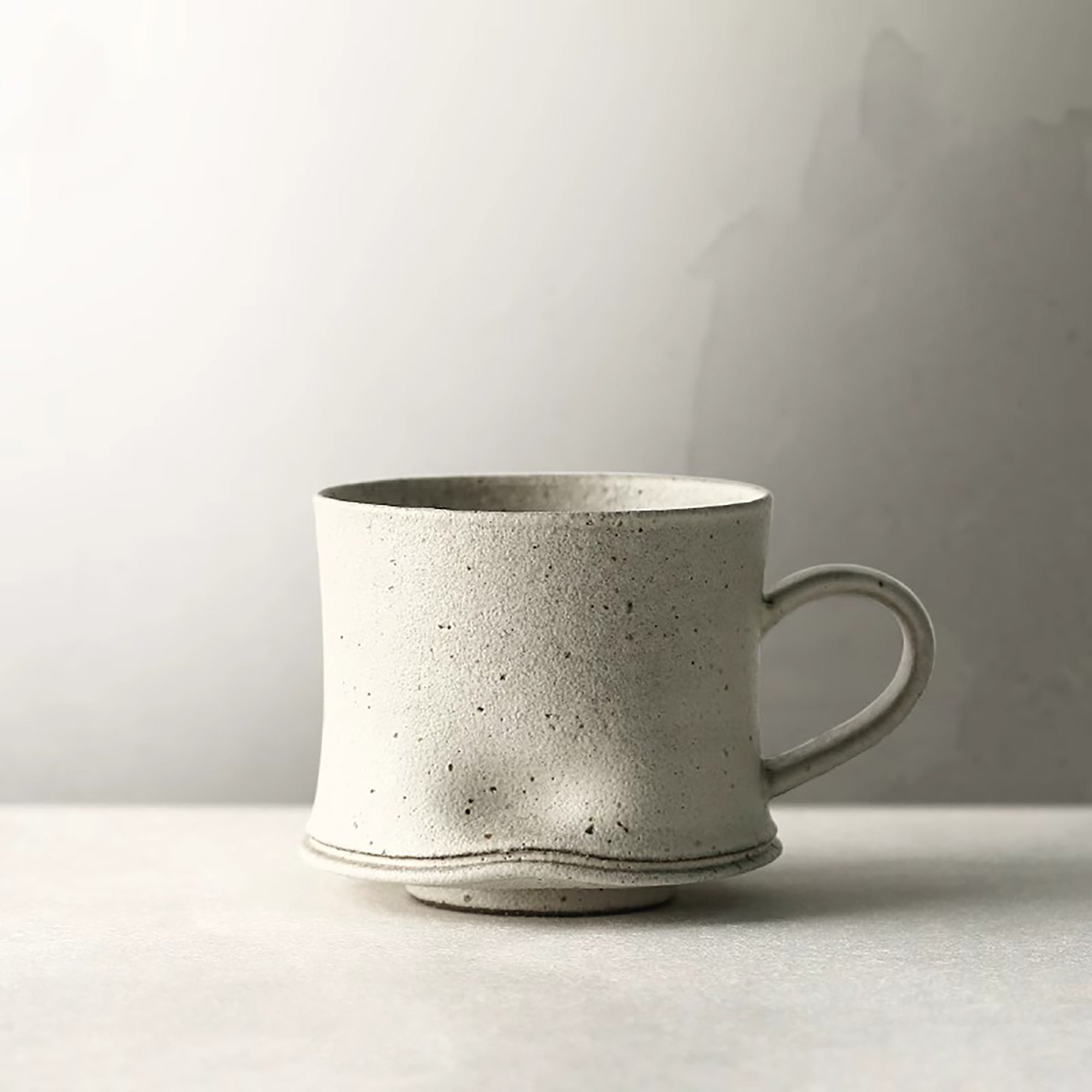 Mug à café en grès artisanal de style minimaliste