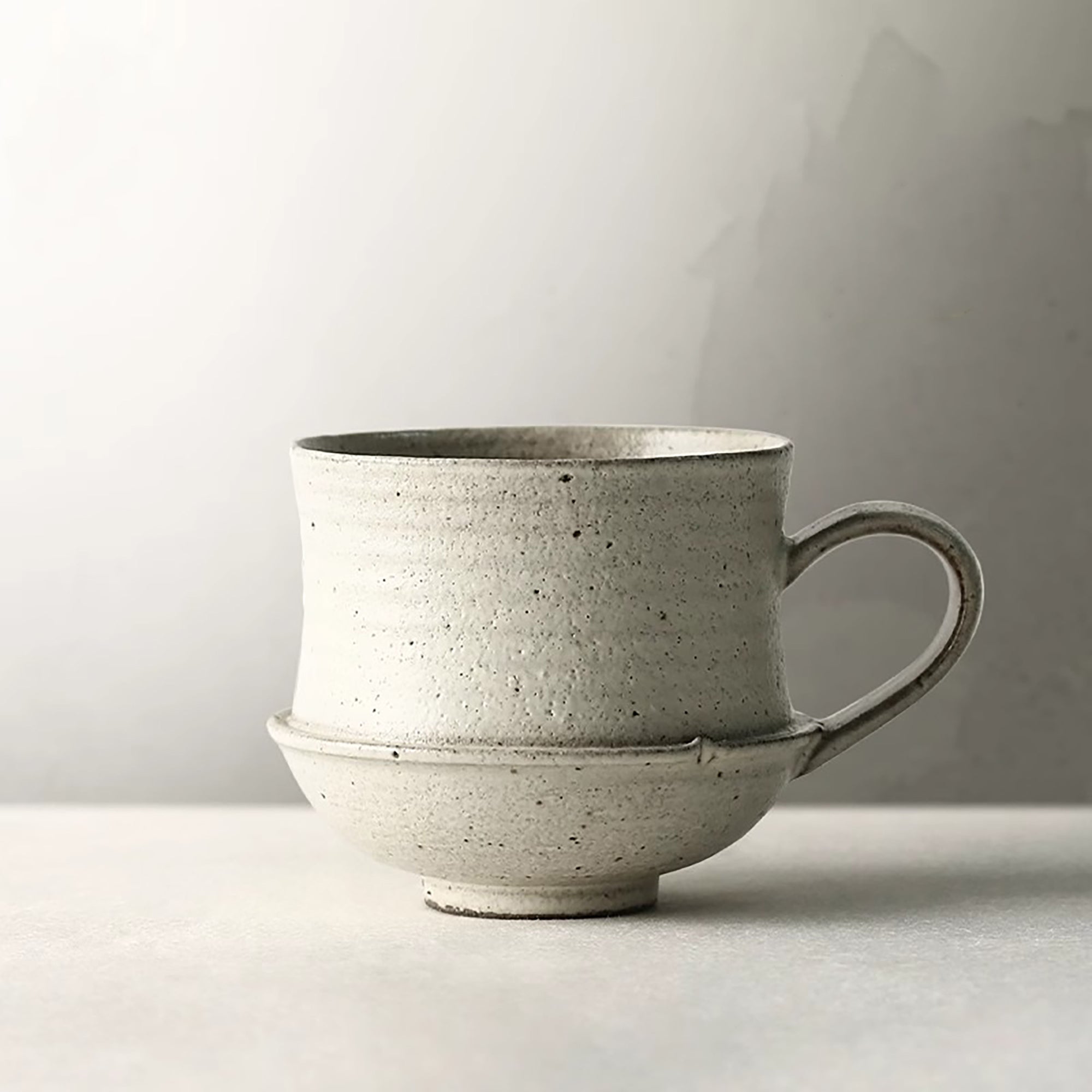 Mug à café en grès artisanal de style minimaliste