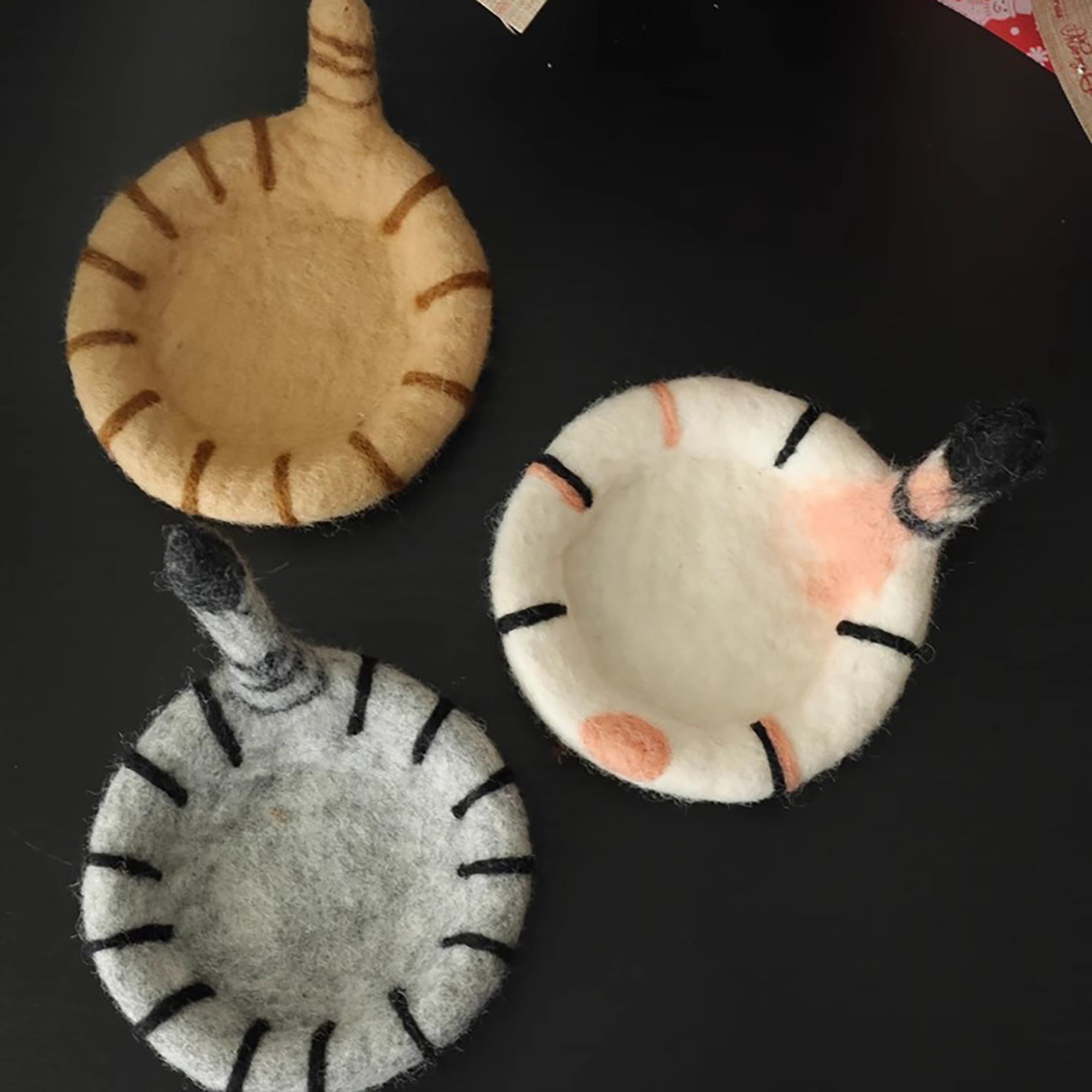 Dessous de verre en feutre de laine avec motif queue de chat