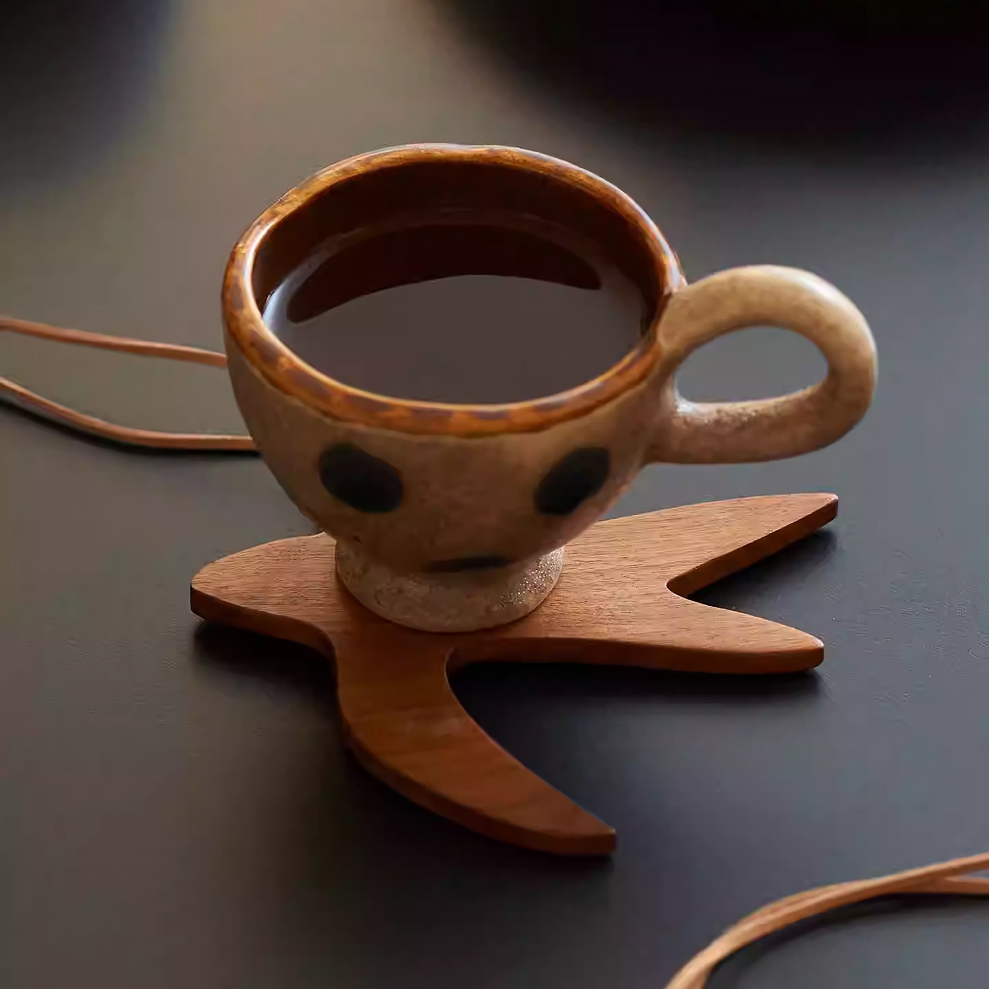 Sous-verre en bois de noyer forme hirondelle