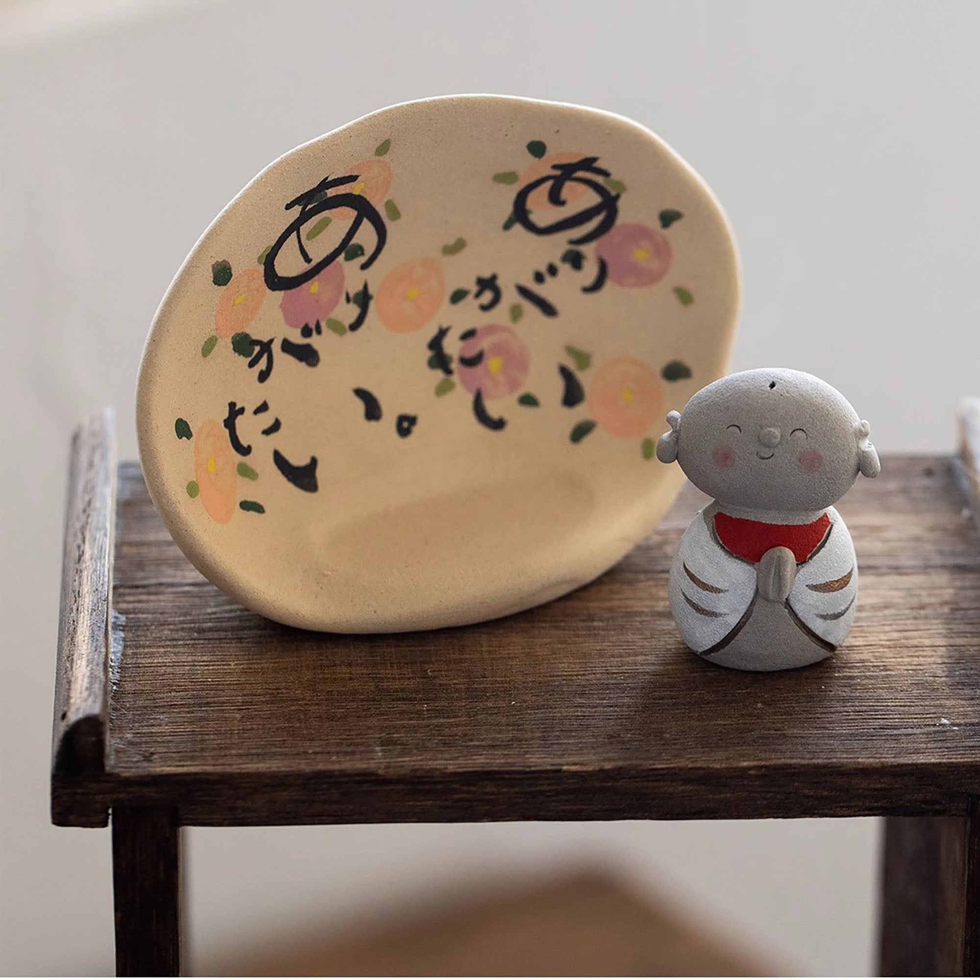 Objet décoratif Jizō en céramique Mino-yaki avec Maison de prière apaisante