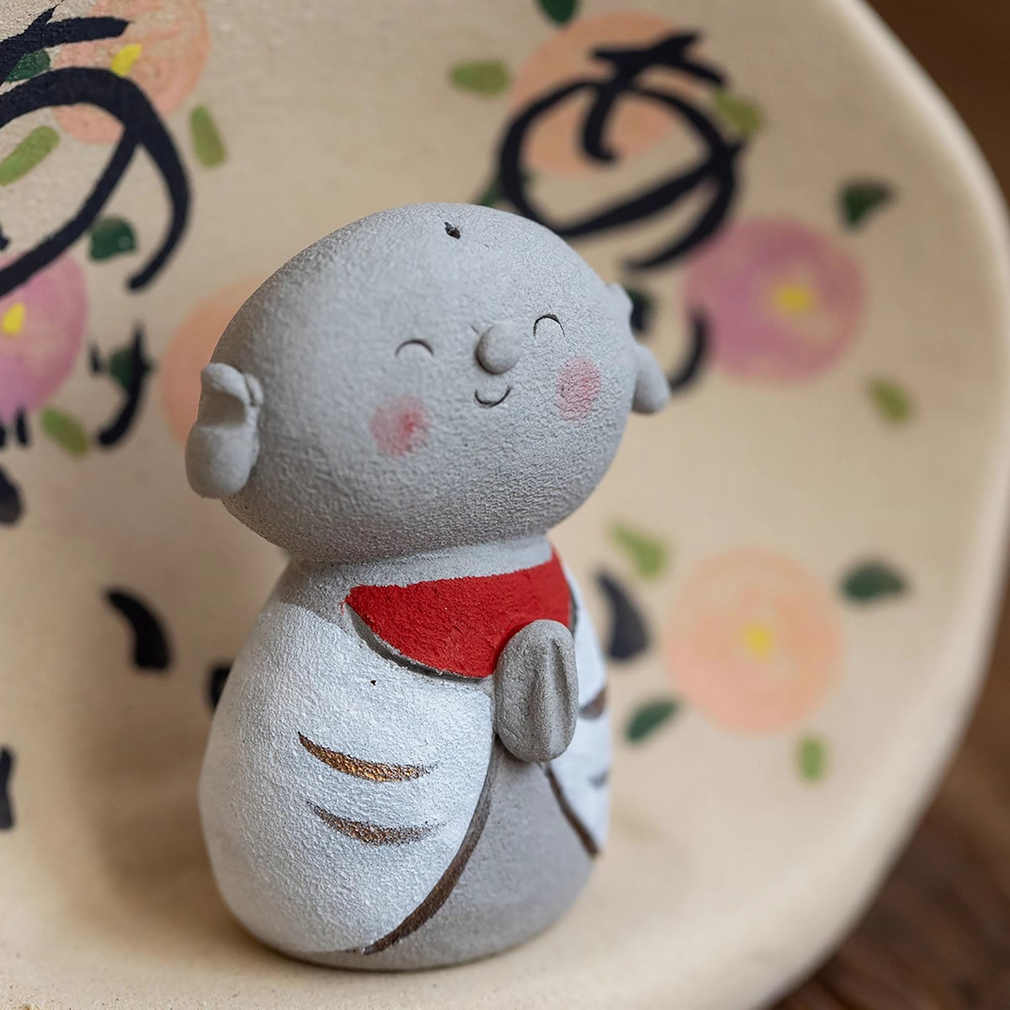 Objet décoratif Jizō en céramique Mino-yaki avec Maison de prière apaisante