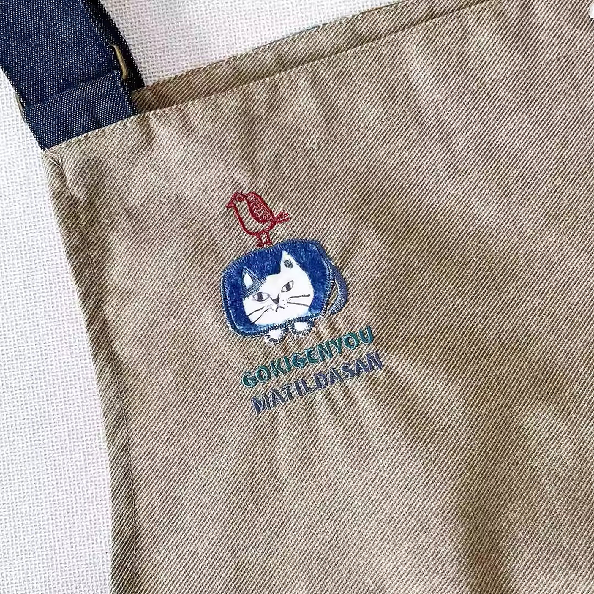 Tablier Kusuguru réversible avec motif chat