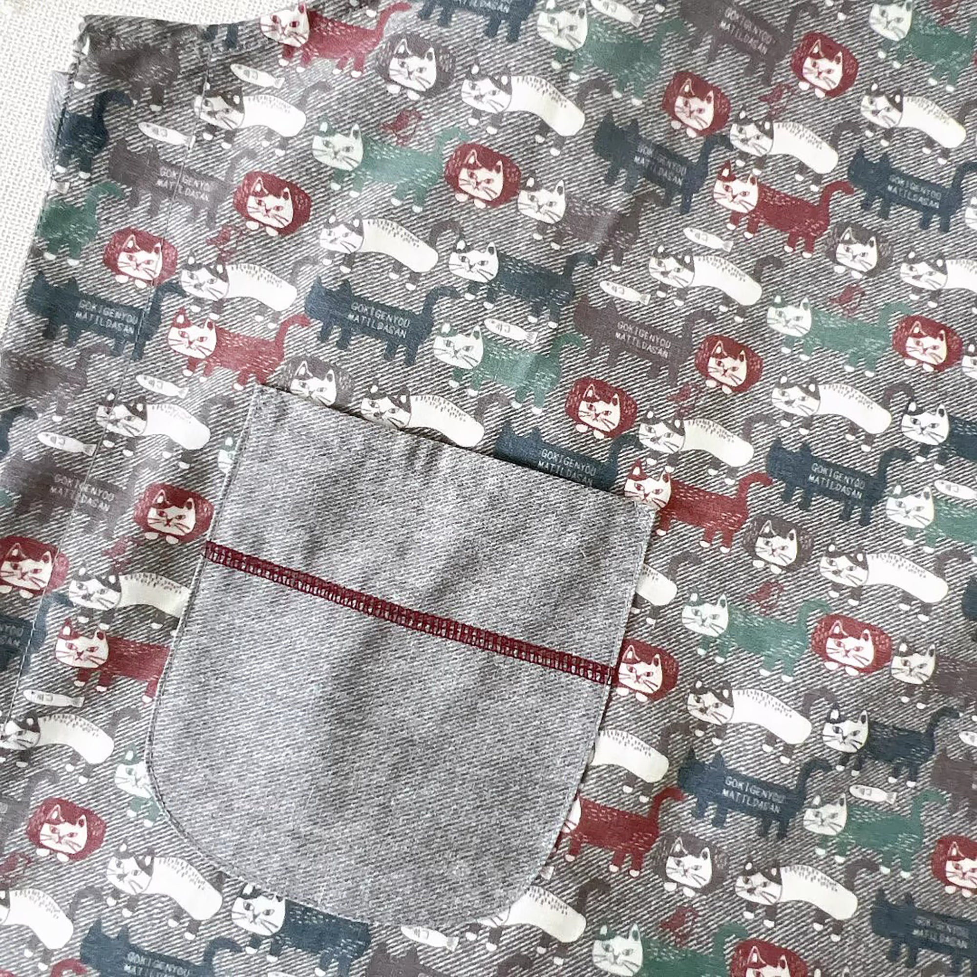 Tablier Kusuguru réversible avec motif chat