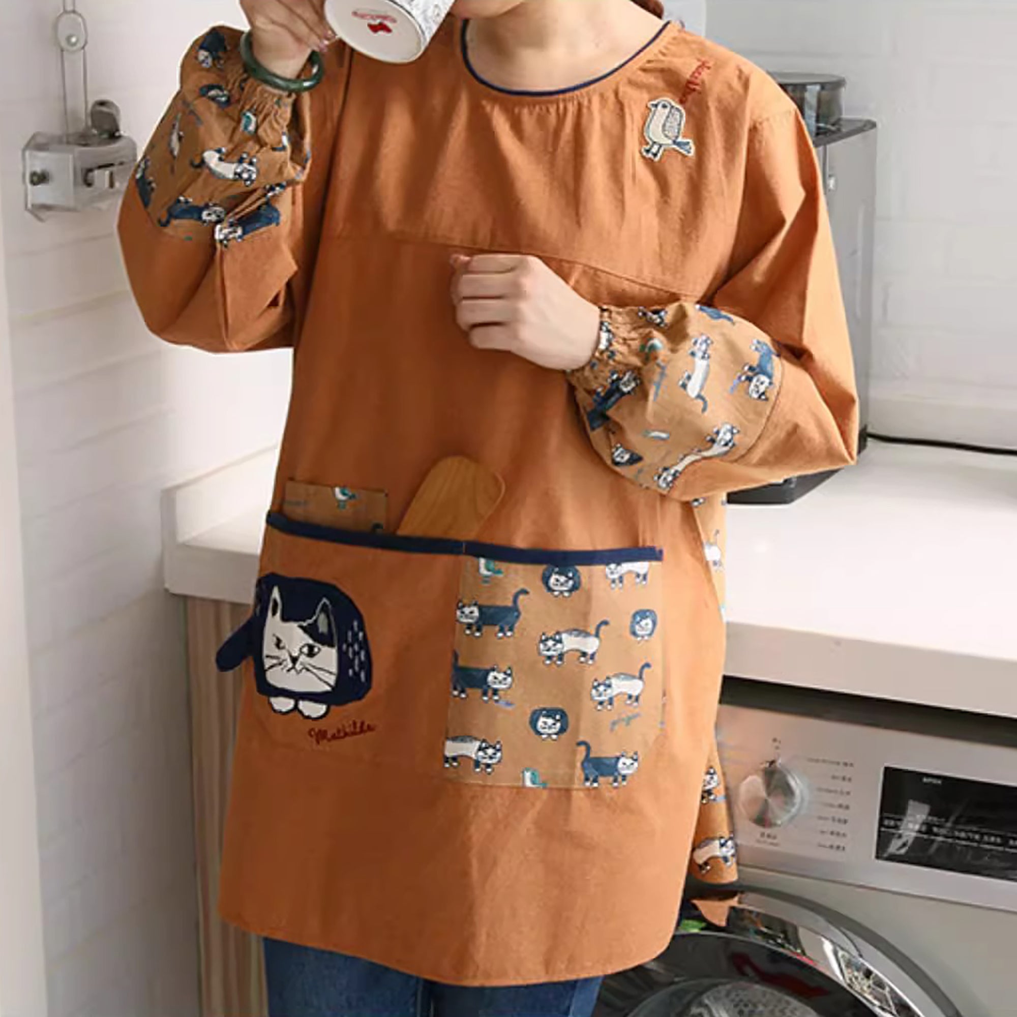 Tablier Kusuguru long à manches avec motif chat