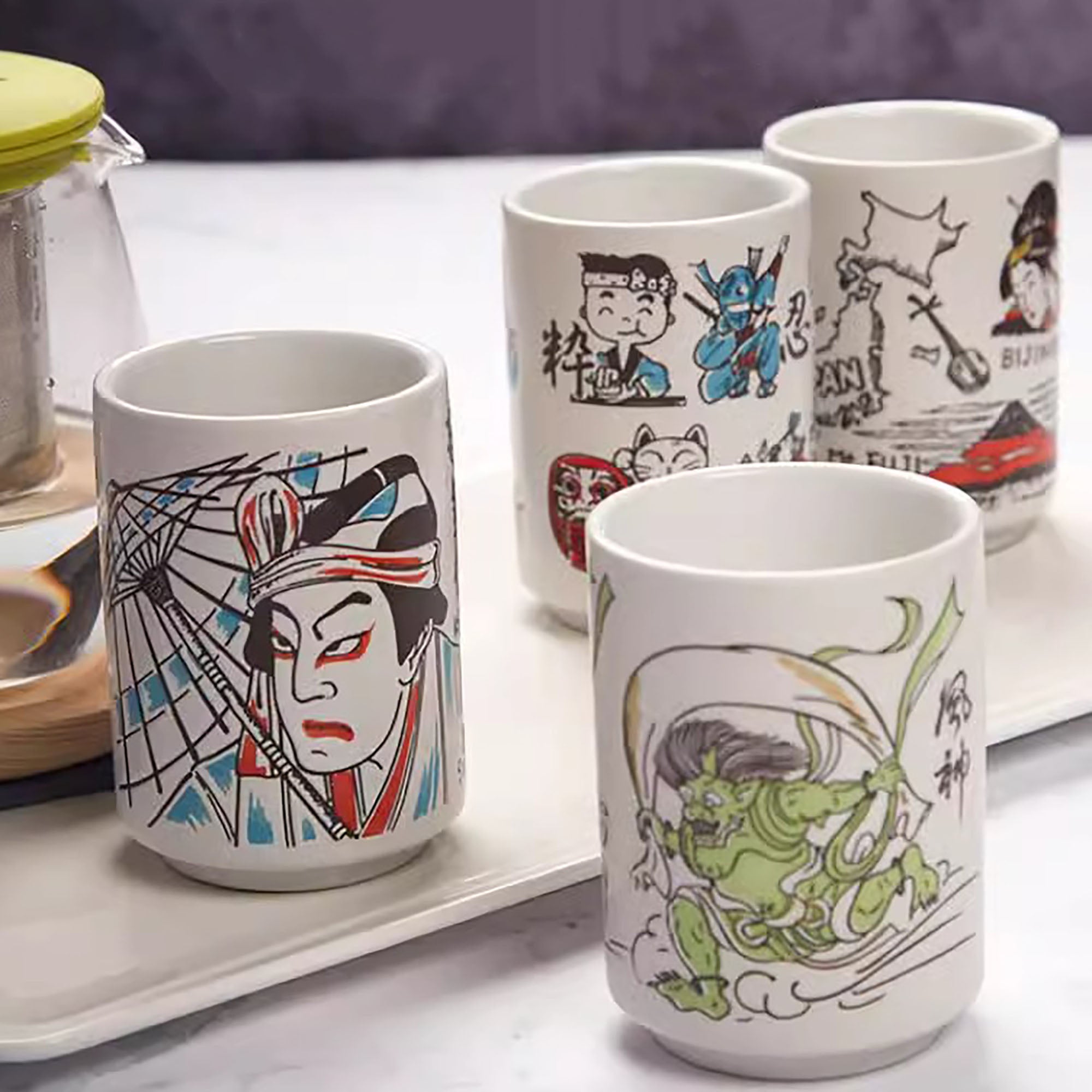 Keramiktasse mit japanischen Kultur- und Gastronomiemotiven