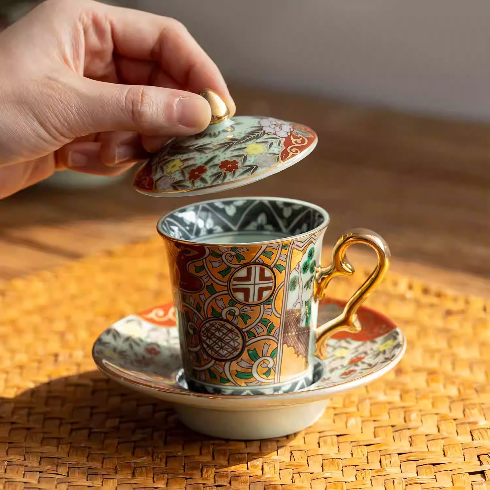 Tasse Aritayaki style Rinkuro décor impérial doré