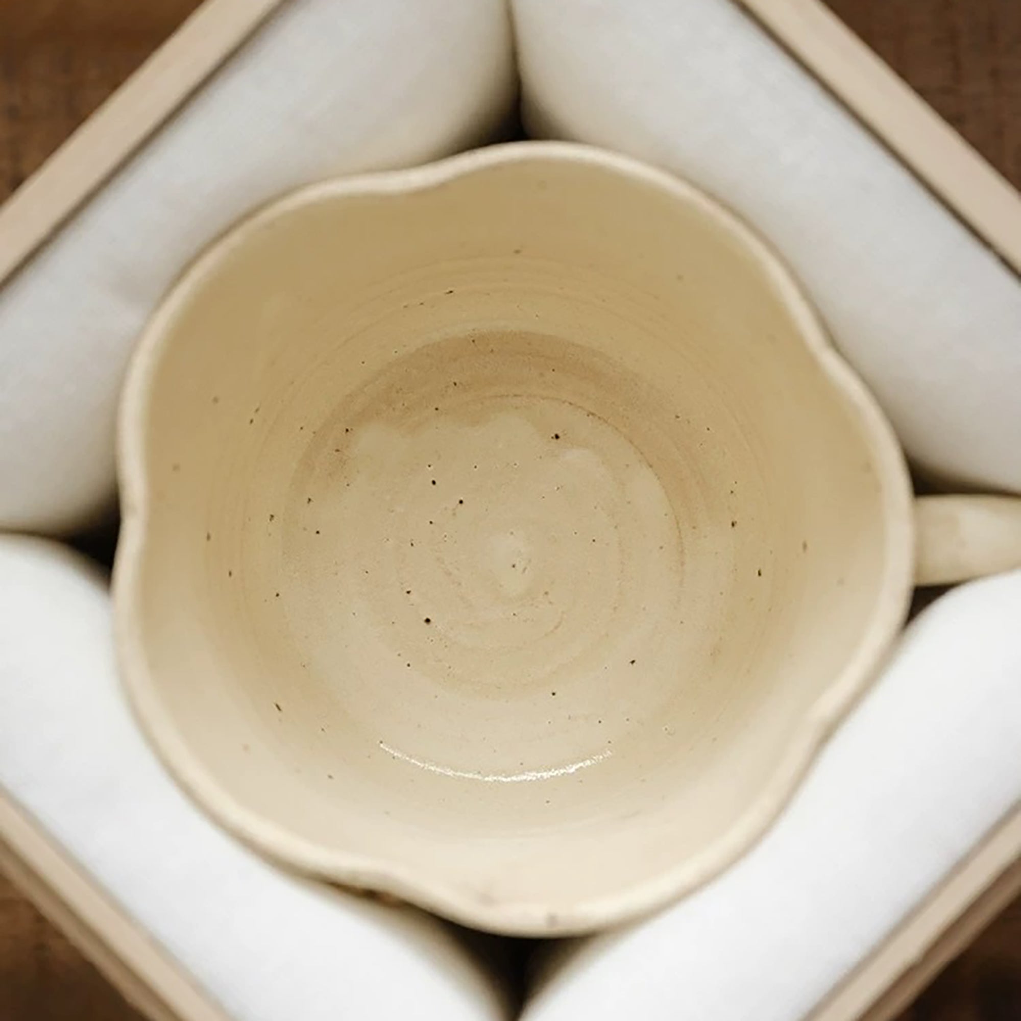 Tasse à café en céramique style Kohiki avec chat en relief fait main