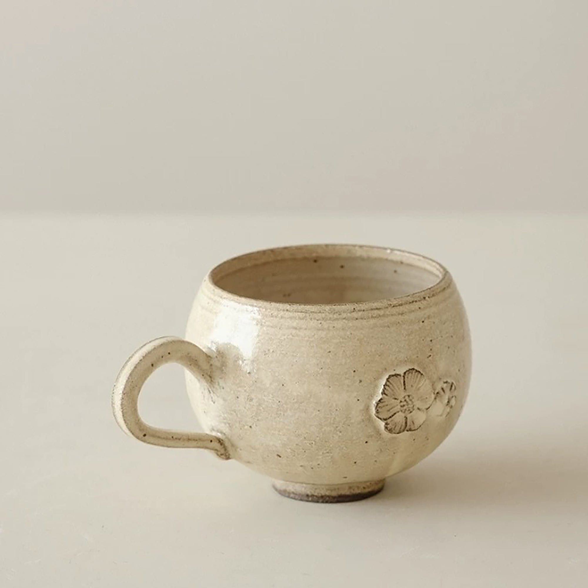 Tasse à café en céramique Kohiki à fleurs en relief faite main