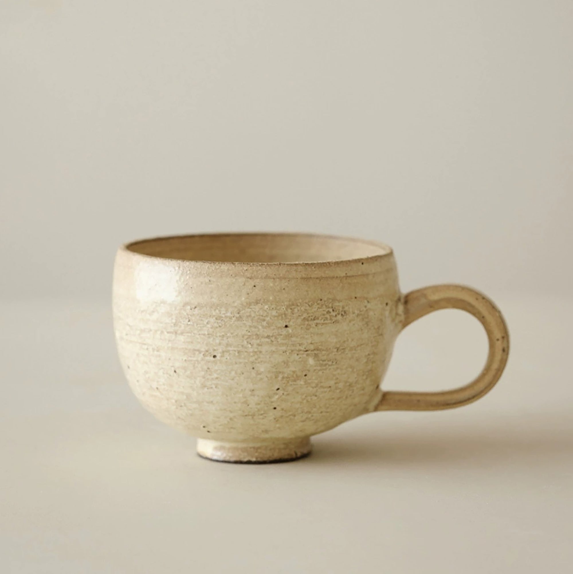 Tasse à café en céramique Kohiki à fleurs en relief faite main