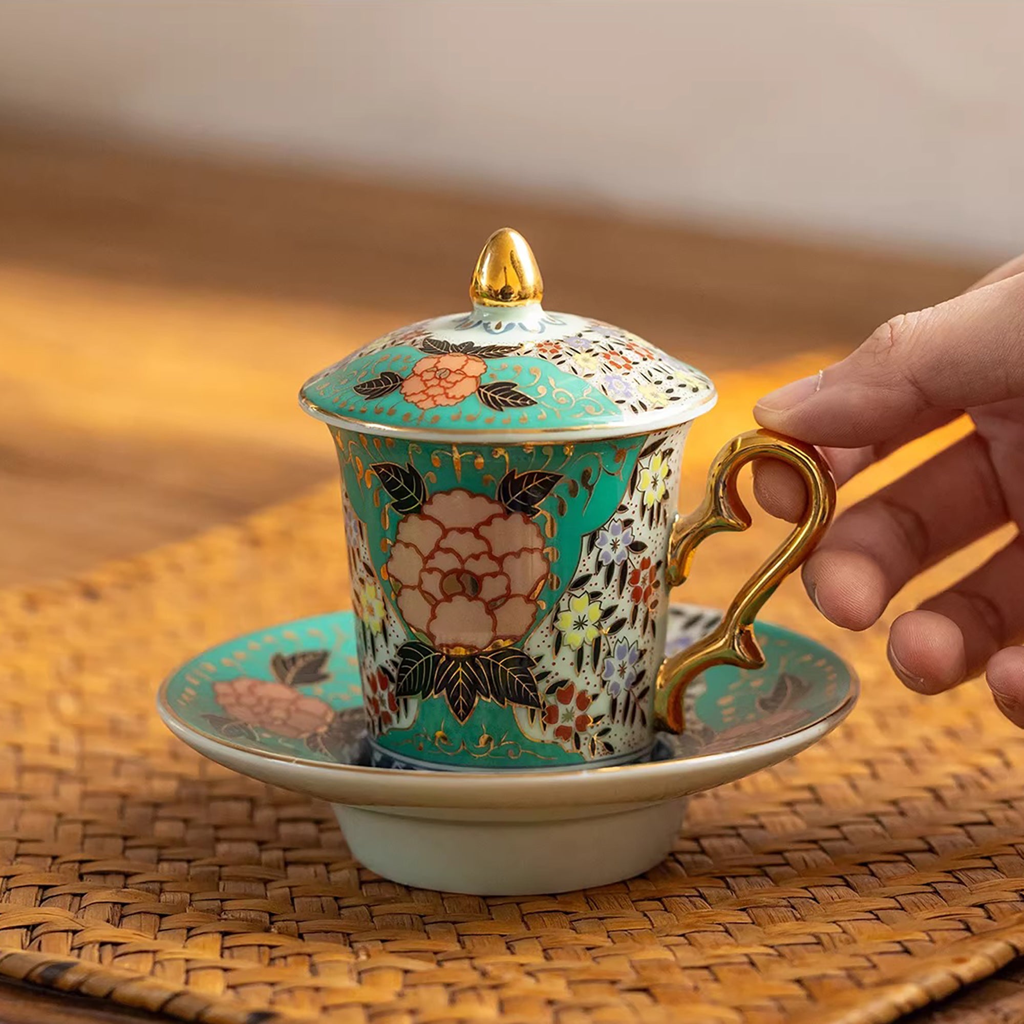Tasse Aritayaki style Rinkuro décor Nishiki doré peint à la main
