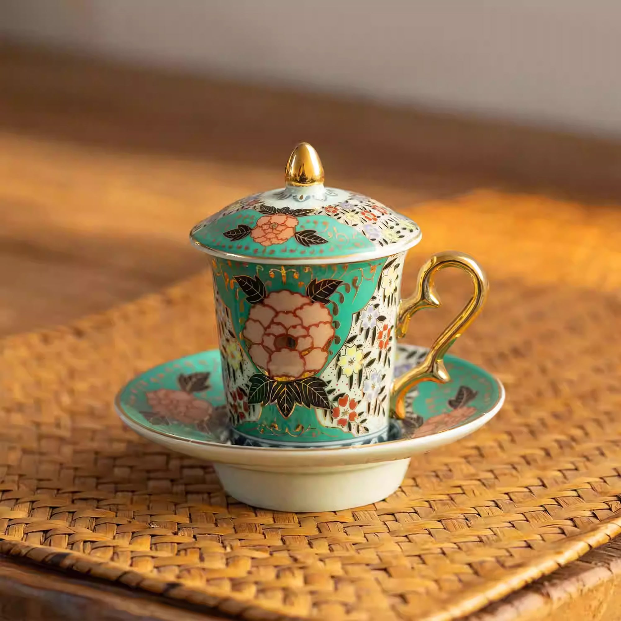 Tasse Aritayaki style Rinkuro décor Nishiki doré peint à la main