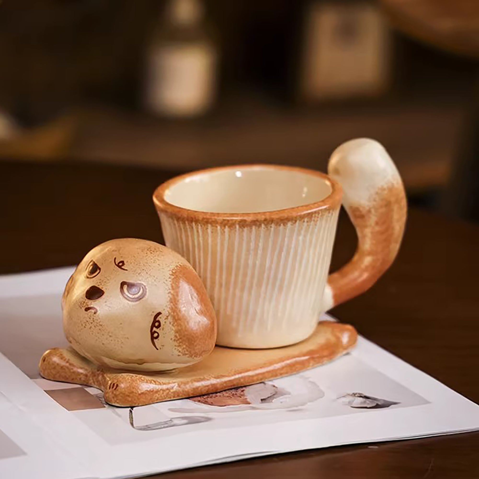 Tasse café en céramique artisanale avec motif chat et chien