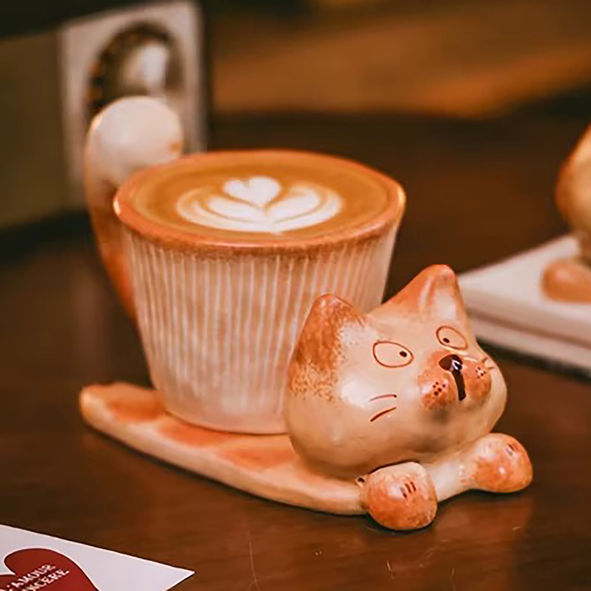 Tasse café en céramique artisanale avec motif chat et chien