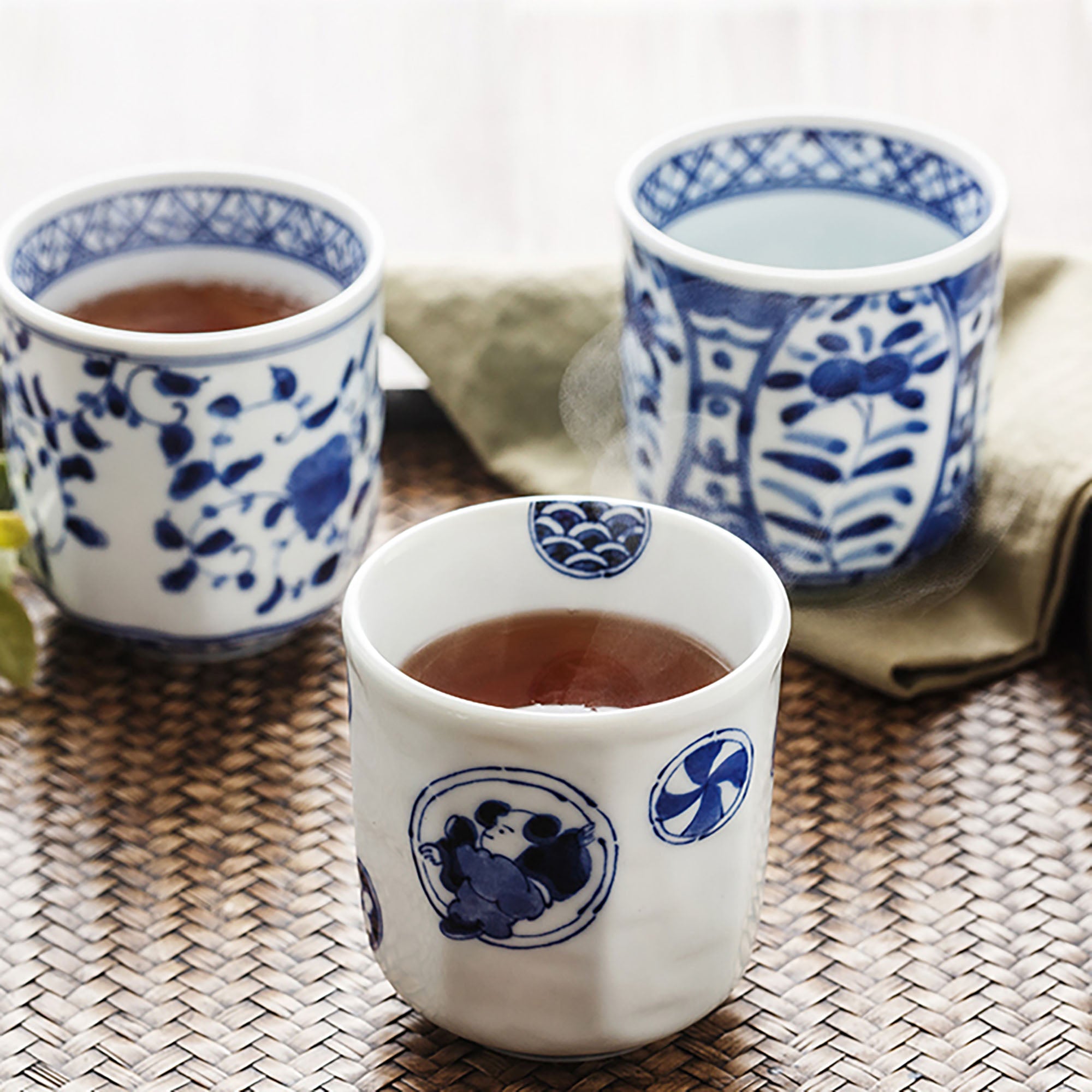 Tasse Yunomi en céramique bleu et blanc