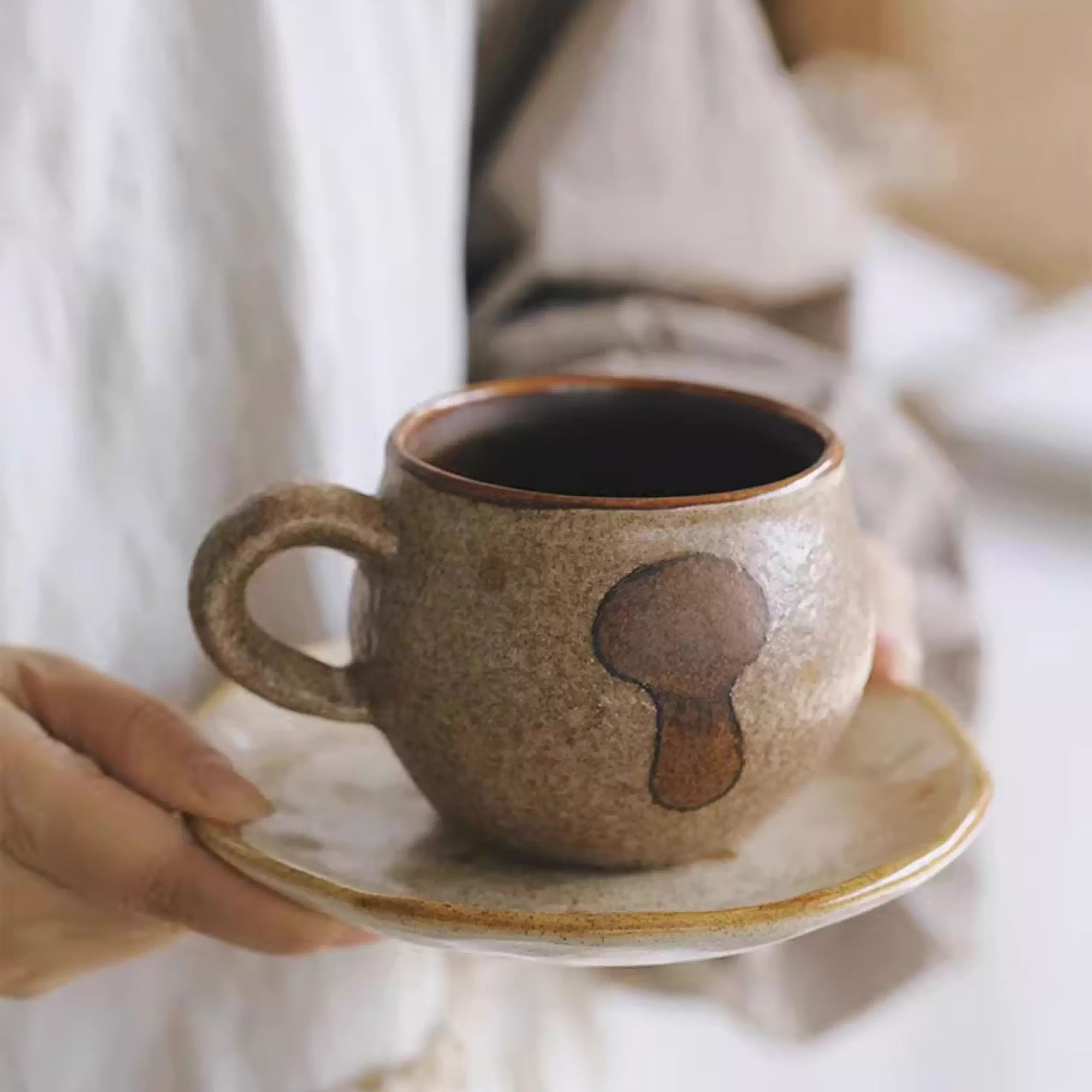 Tasse à café artisanale avec motif champignon