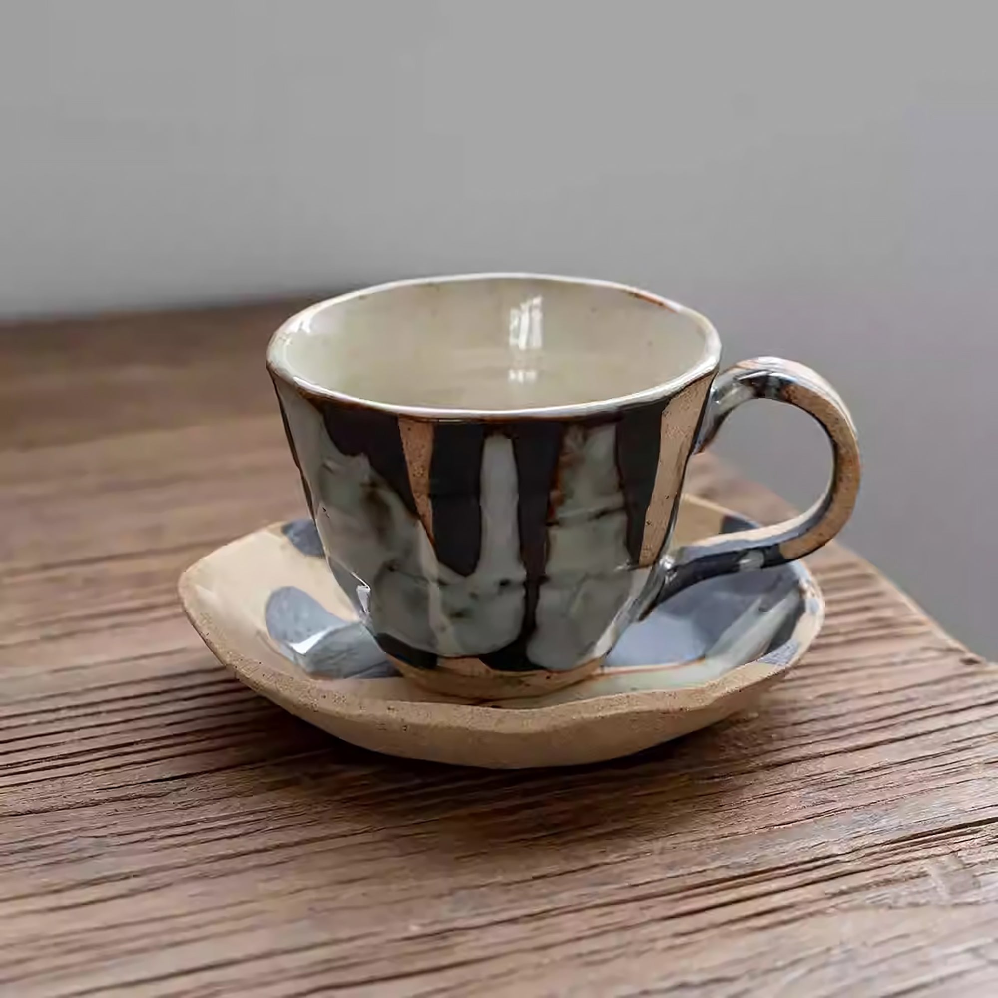 Tasse à café en grès Minoyaki avec motif nuages tokusa