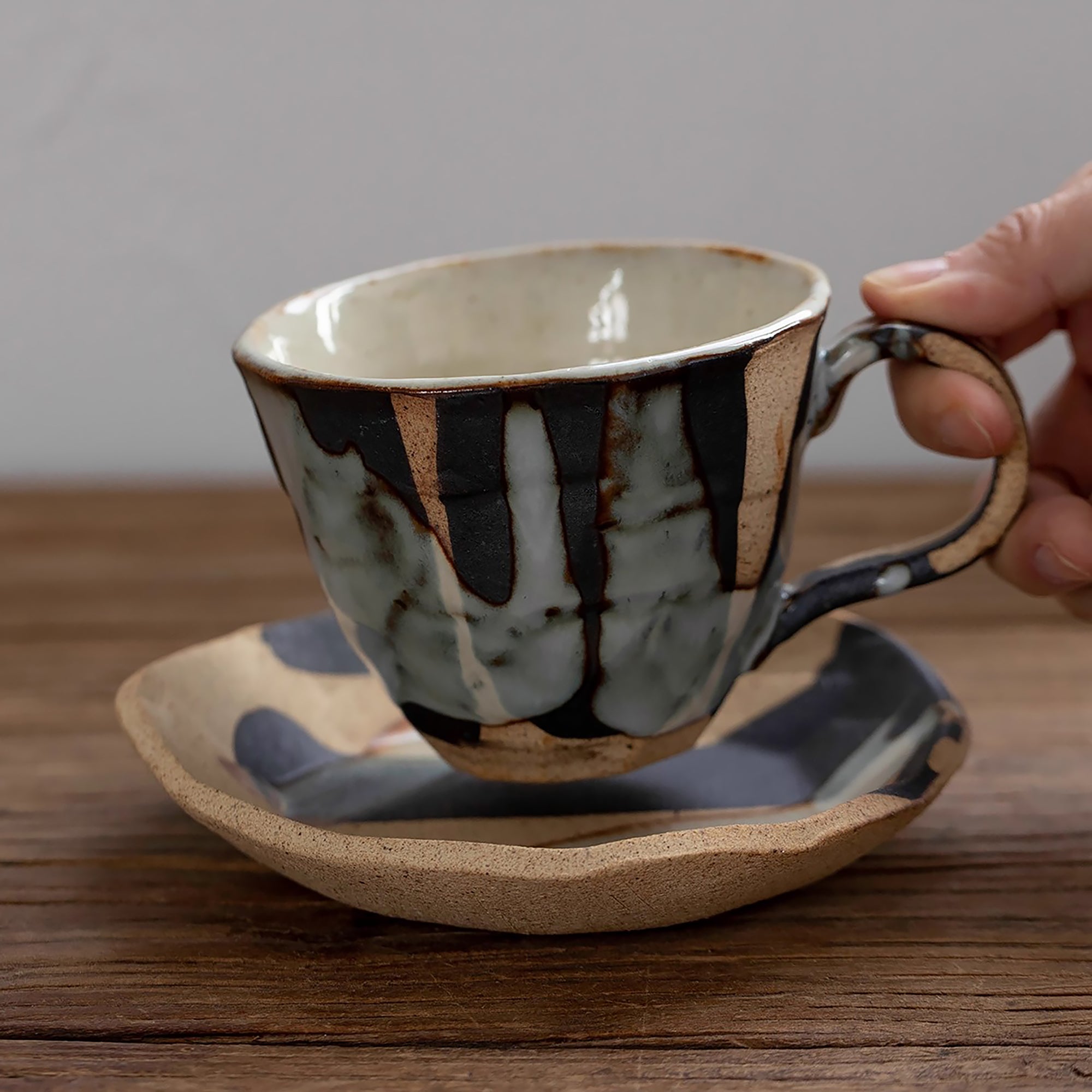 Tasse à café en grès Minoyaki avec motif nuages tokusa