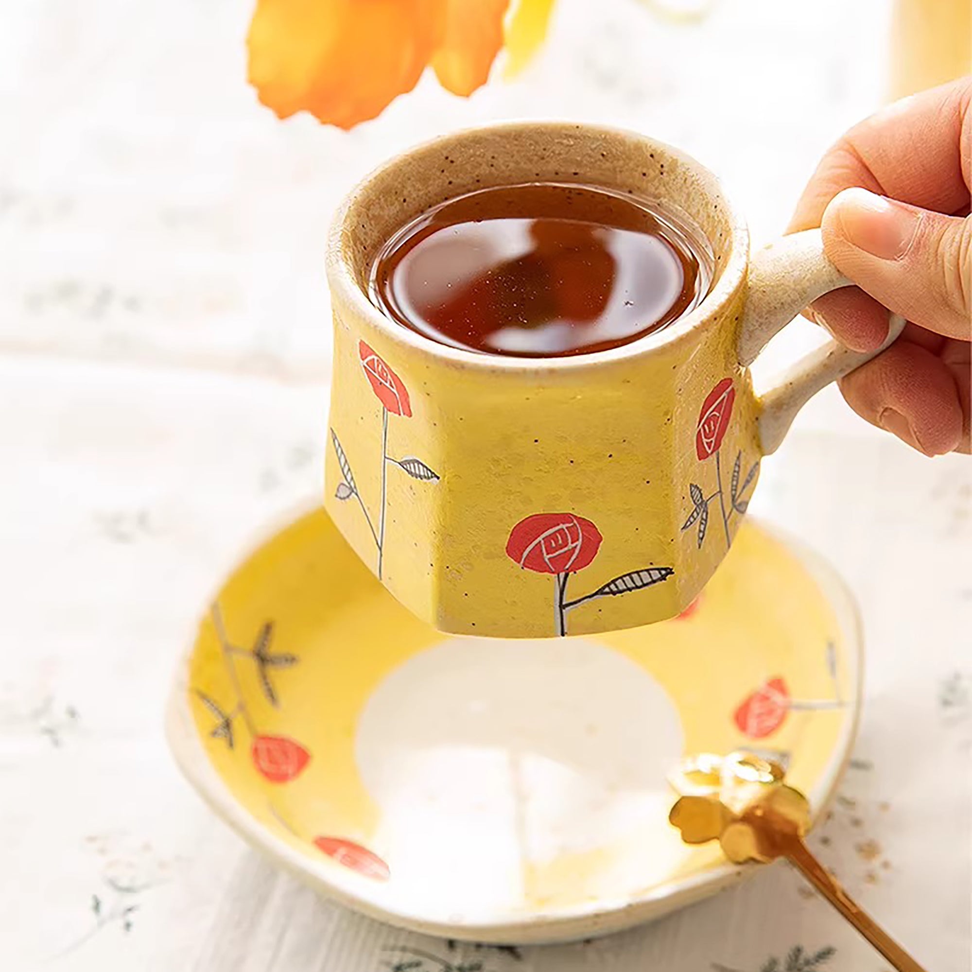 Tasse à café Arita jaune motif rose avec soucoupe