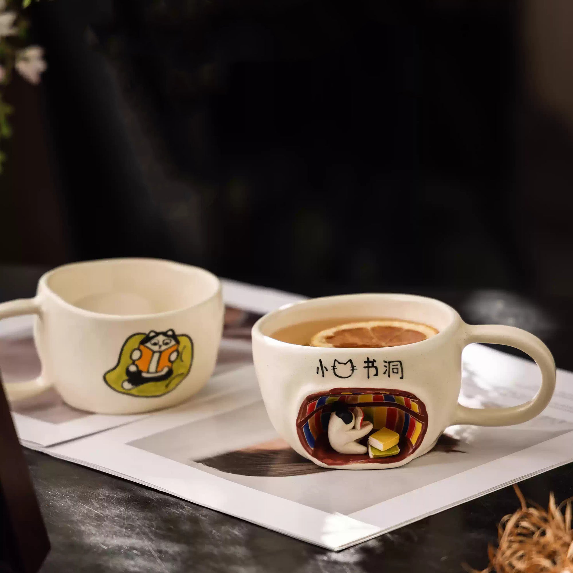 Tasse à café artisanale concept “chat dans la bibliothèque”