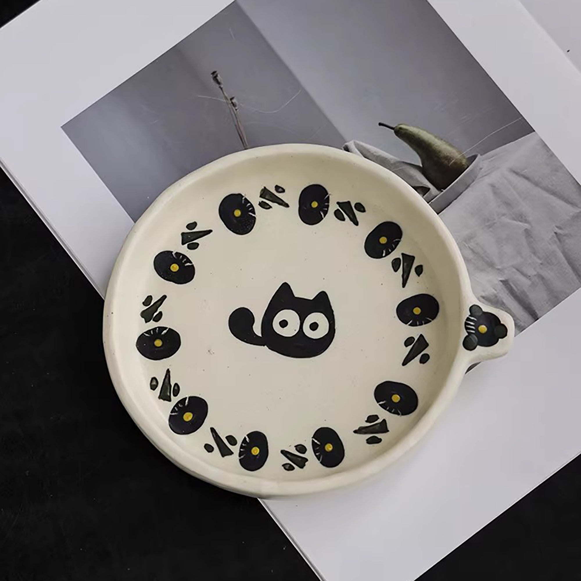 Tasse à café artisanale avec anse chat en relief