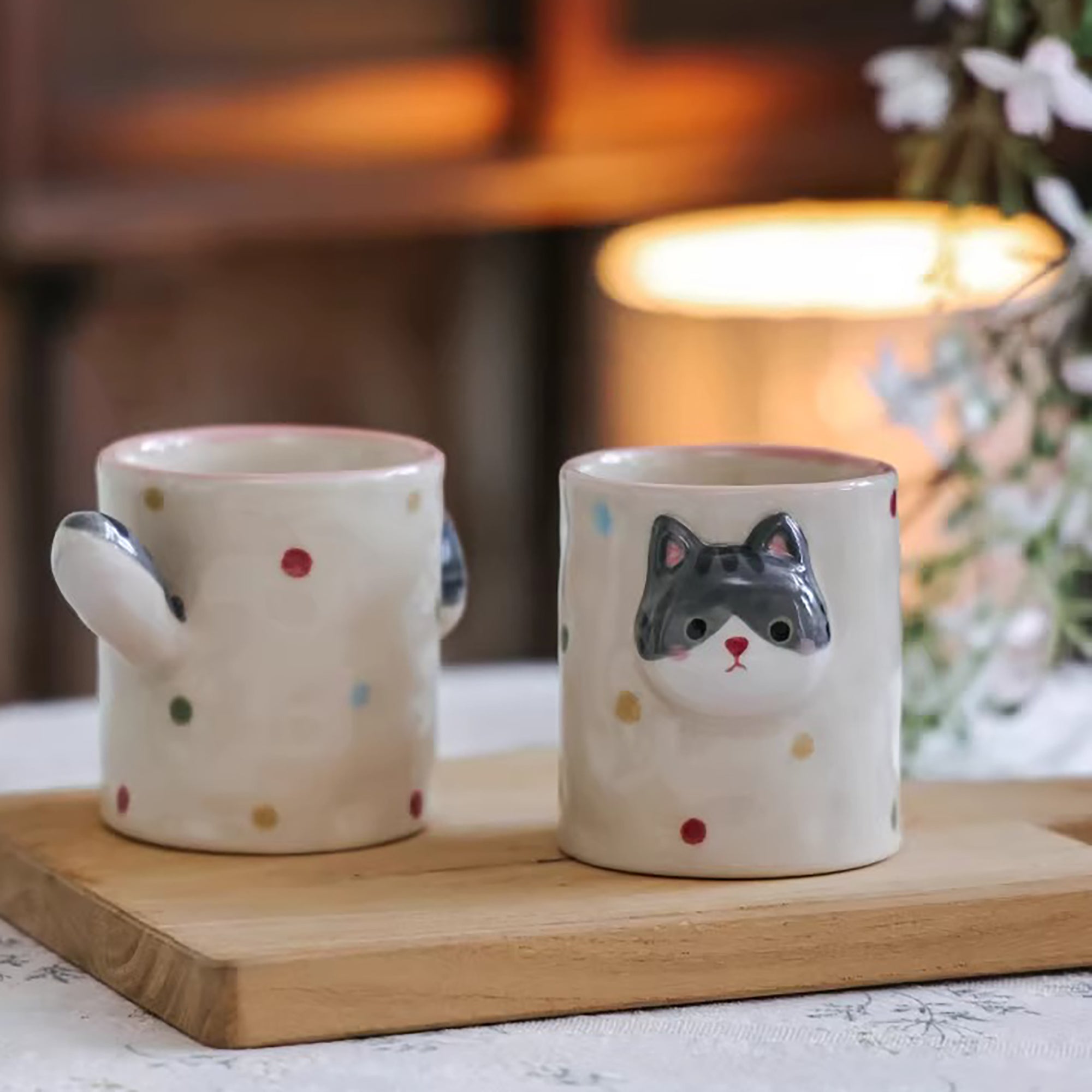 Tasse à café artisanale avec motif chat en relief