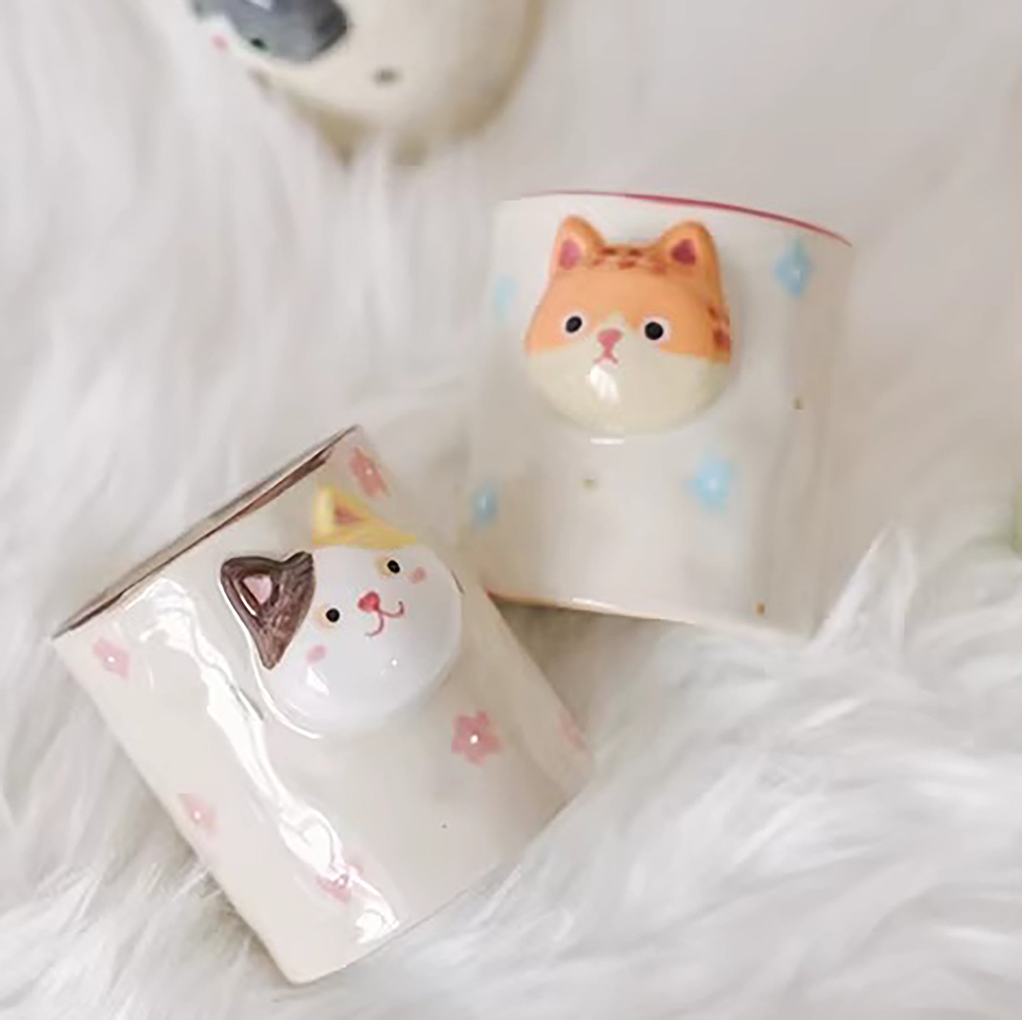 Tasse à café artisanale avec motif chat en relief