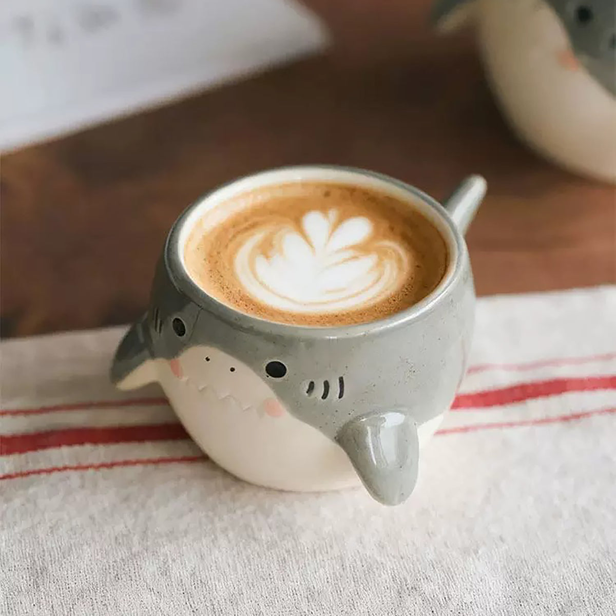 Tasse en céramique artisanale en forme de requin