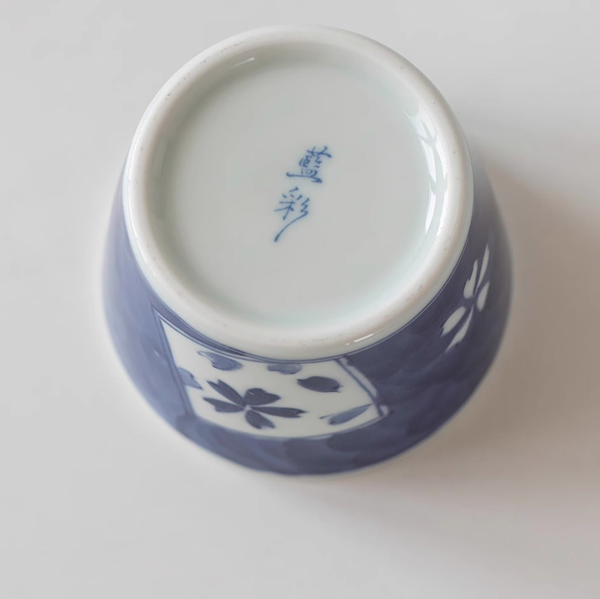 Tasse Choko en céramique Minoyaki avec motif bleu traditionnel
