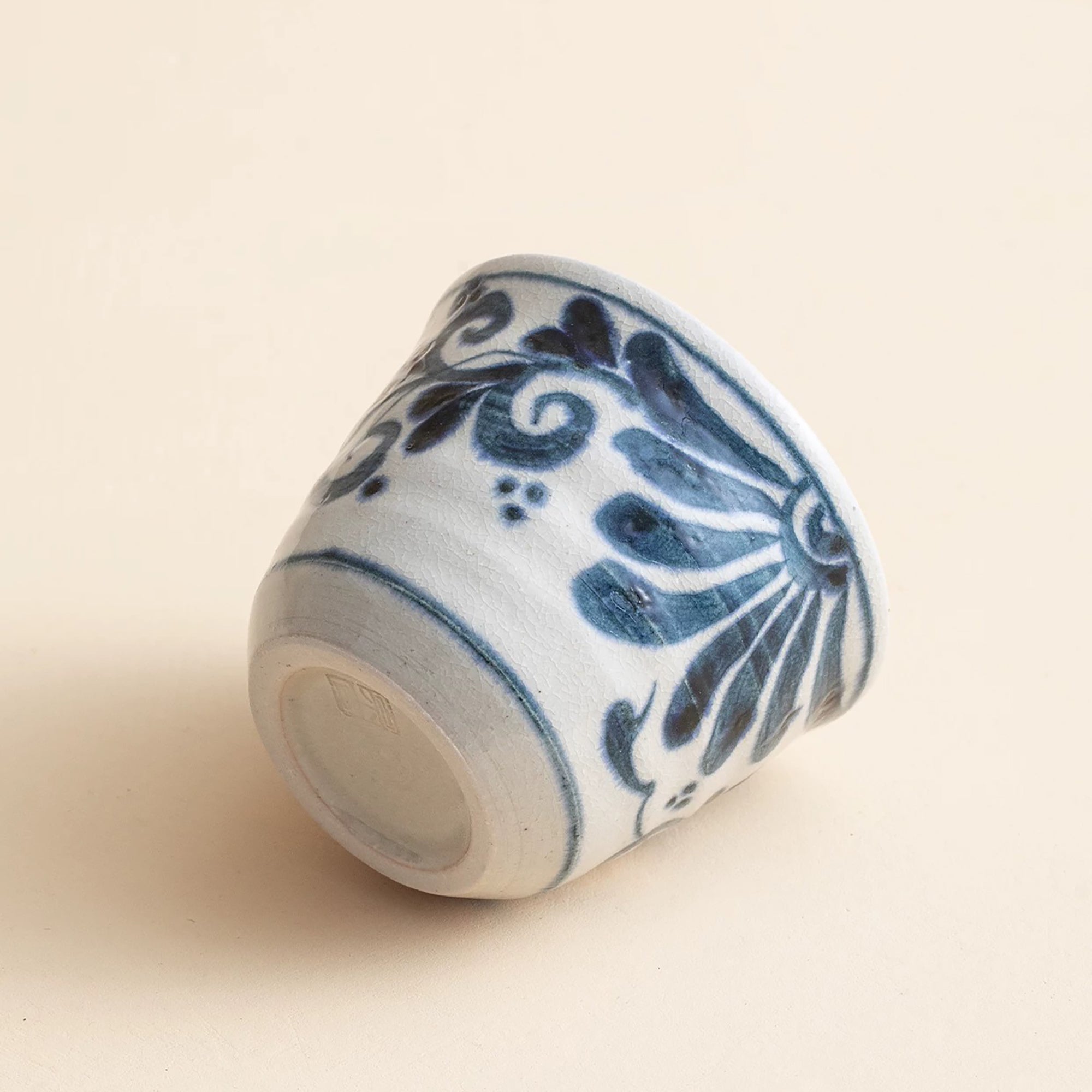 Tasse à thé japonaise Soukichi-gama motif arabesque peinte à la main